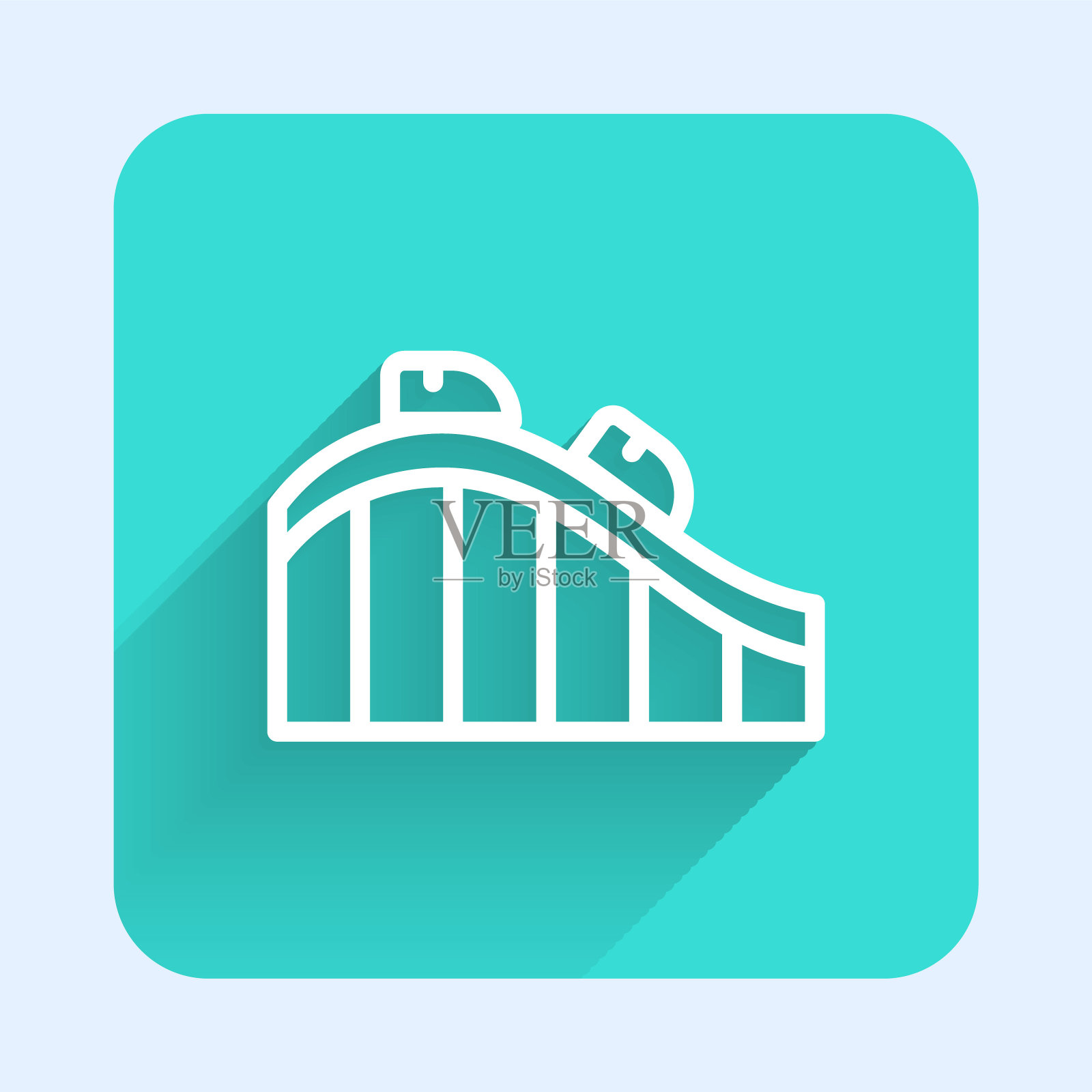 白线过山车图标孤立有长长的阴影。游乐园。儿童娱乐游乐场、休闲公园。绿色方形按钮。向量图标素材