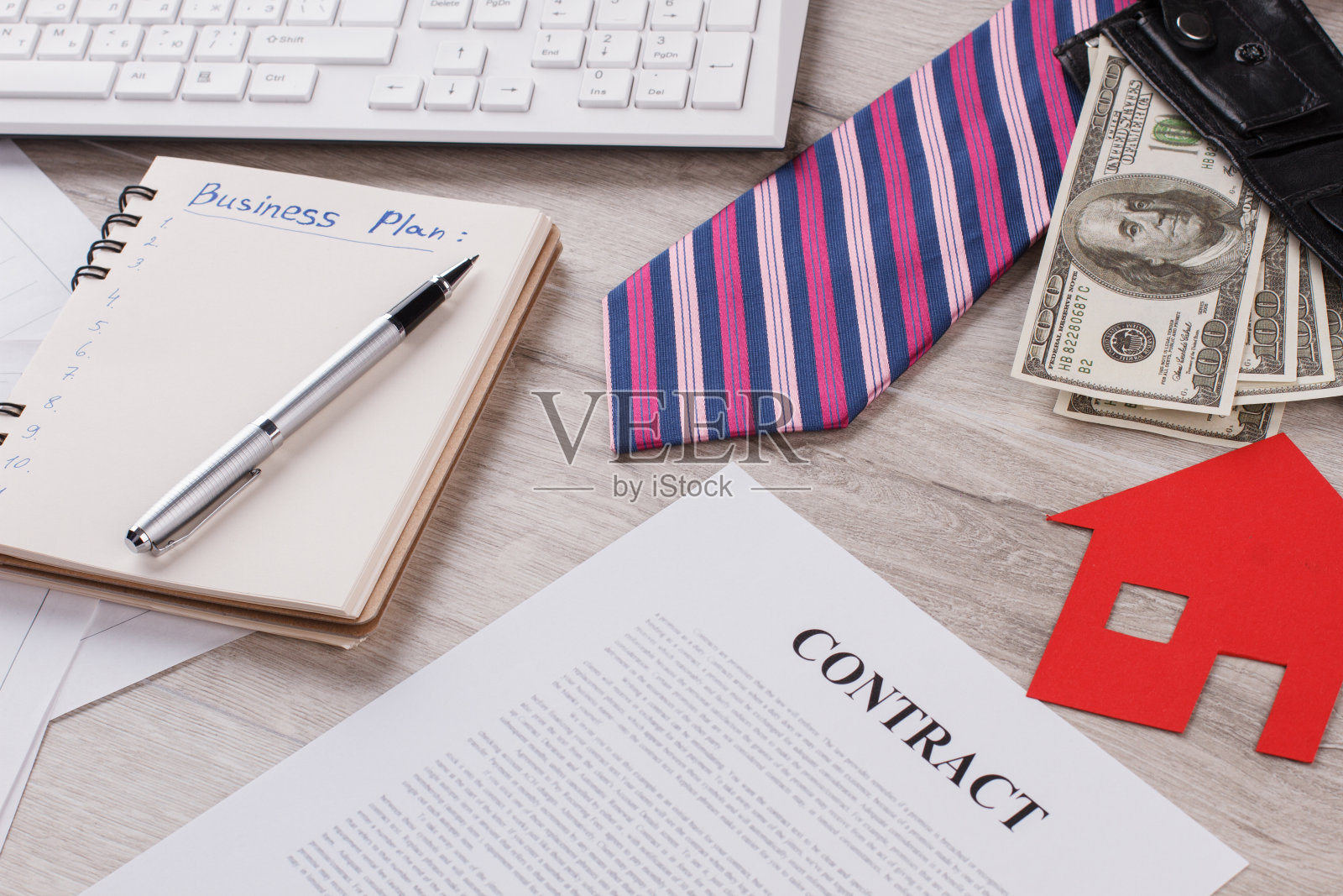 领带，钱和纸房子。照片摄影图片