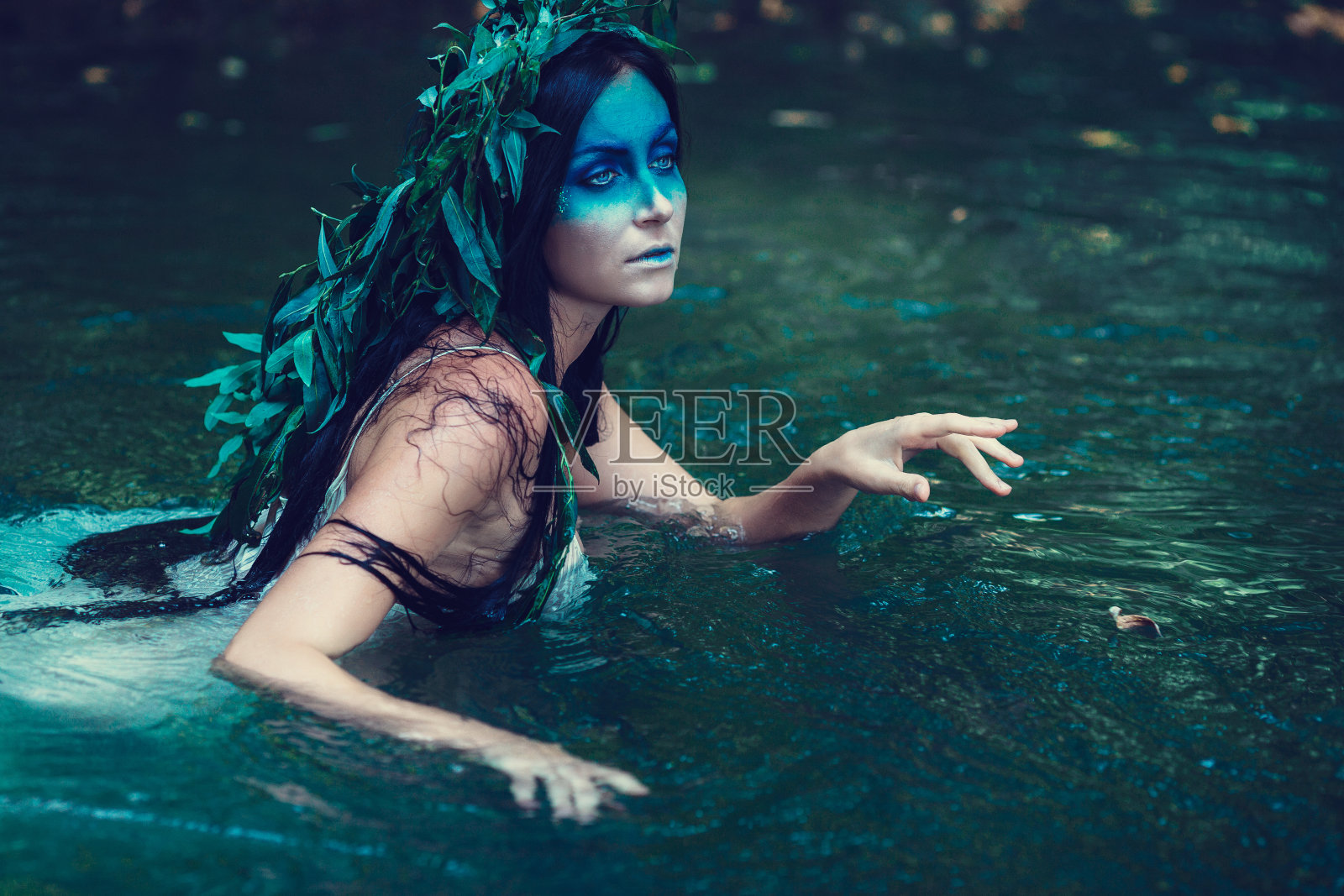 年轻女子淹死在一个诗意的表现。照片摄影图片