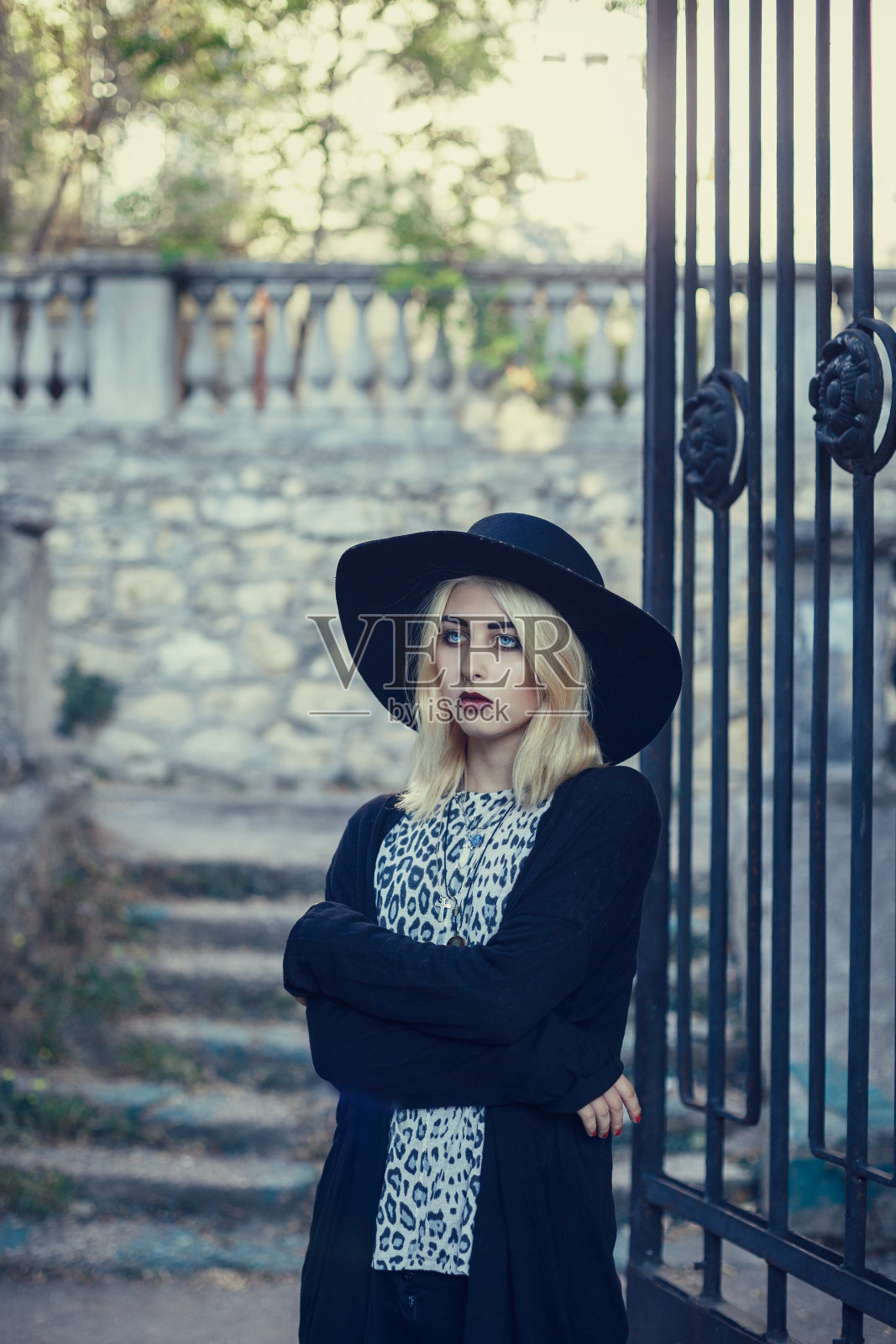 户外生活方式的肖像漂亮的年轻女孩，穿着潮人潮垃圾摇滚风格的城市背景。照片摄影图片