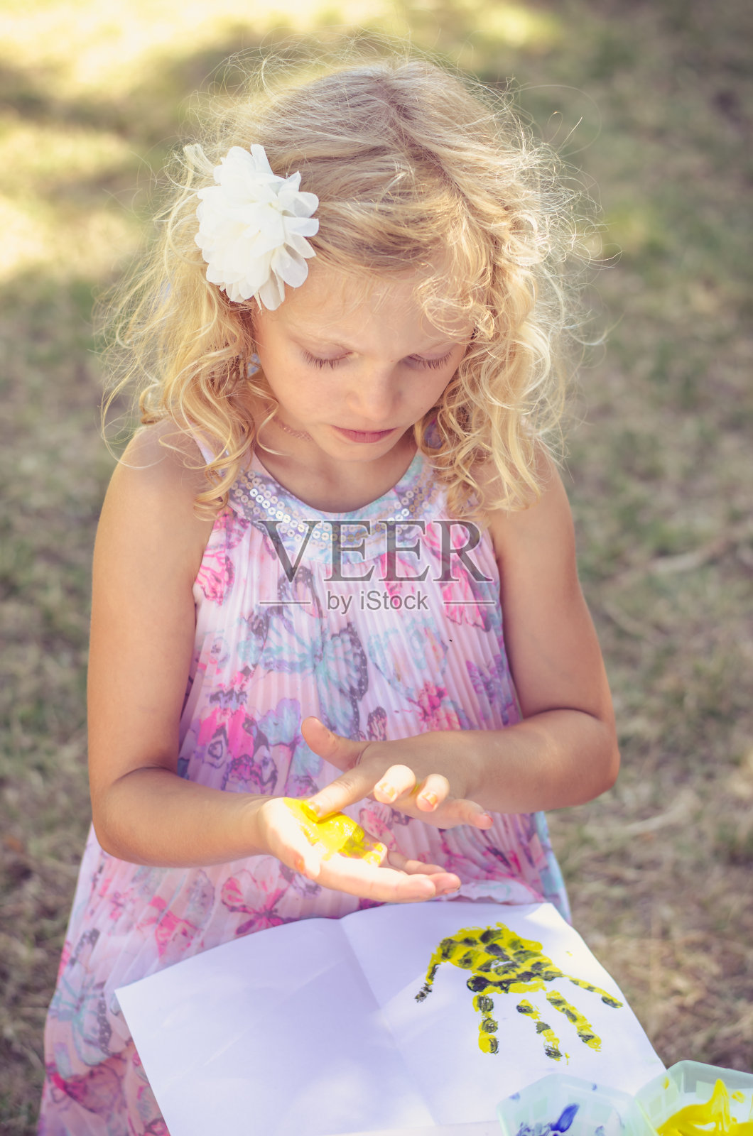 快乐的小孩用手指在纸上画画照片摄影图片