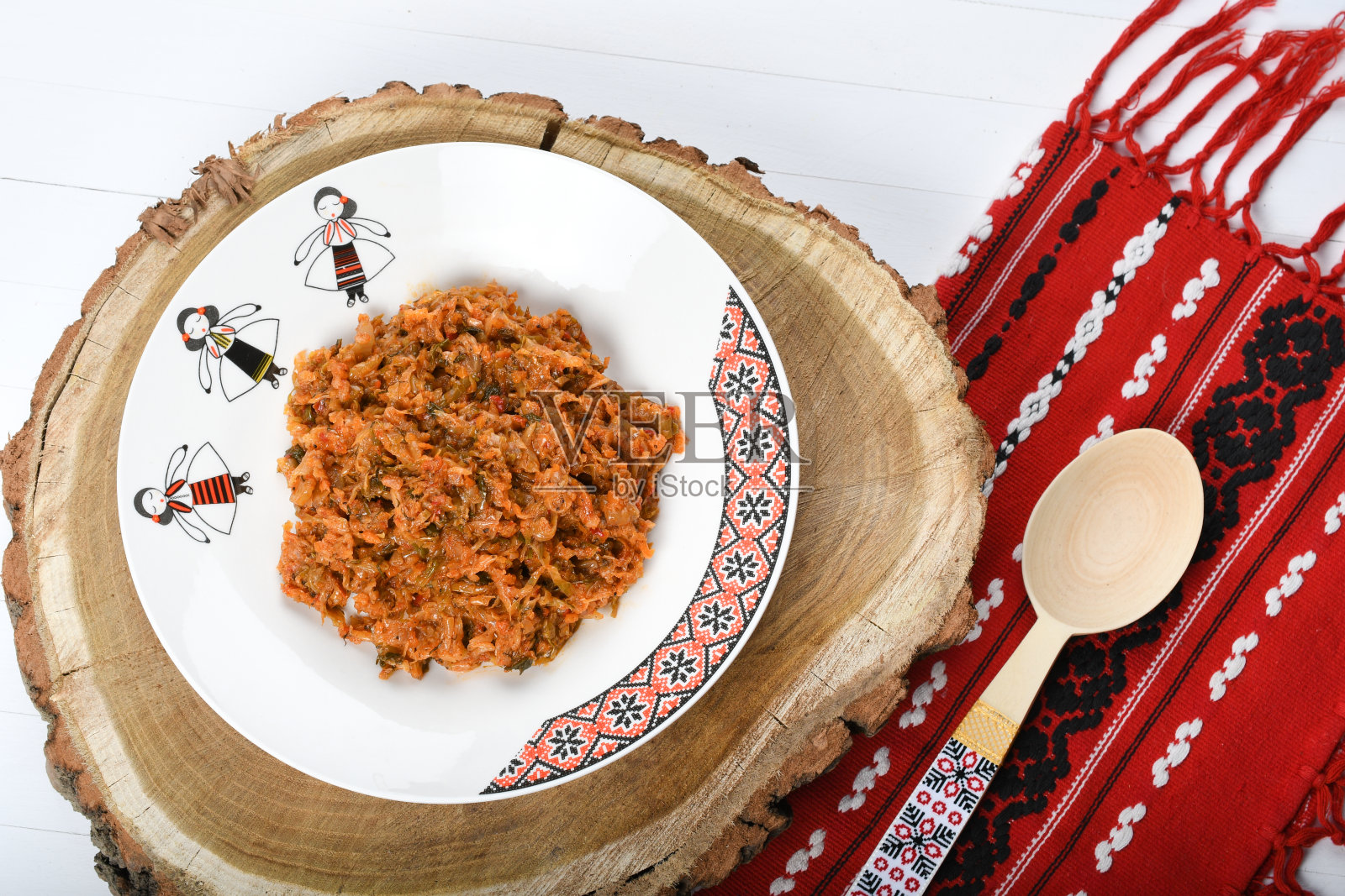 炖卷心菜是罗马尼亚的传统菜肴，用传统的盘子盛在一块木头上照片摄影图片