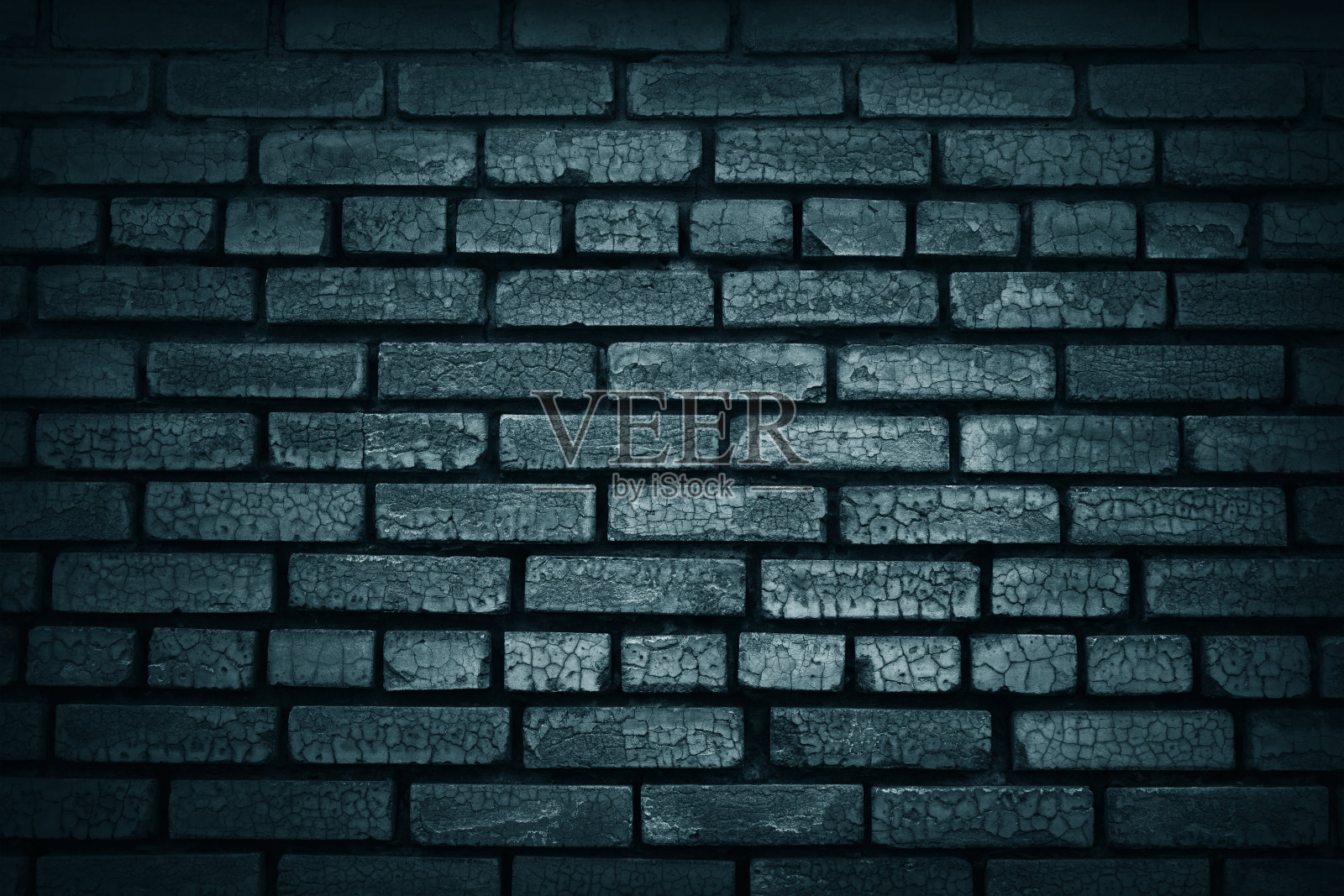 蓝绿色垃圾背景。旧砖墙上的灯光效果。照片摄影图片