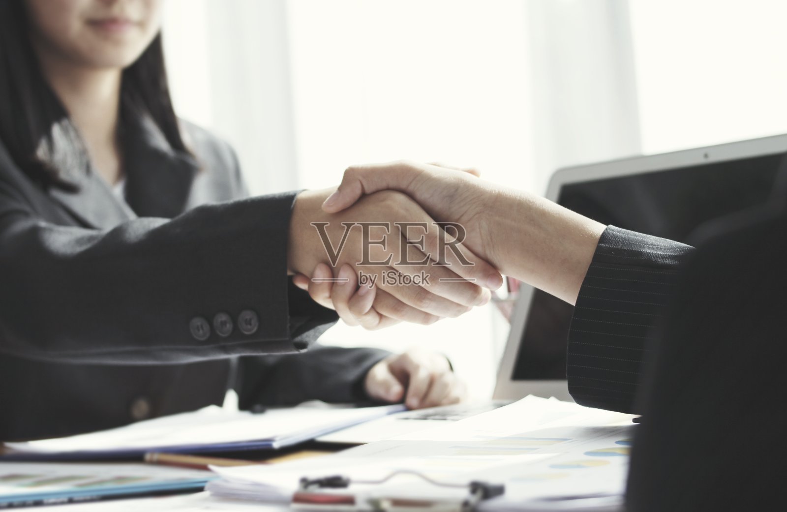 商务人士握手，会议结束后与商务伙伴握手照片摄影图片