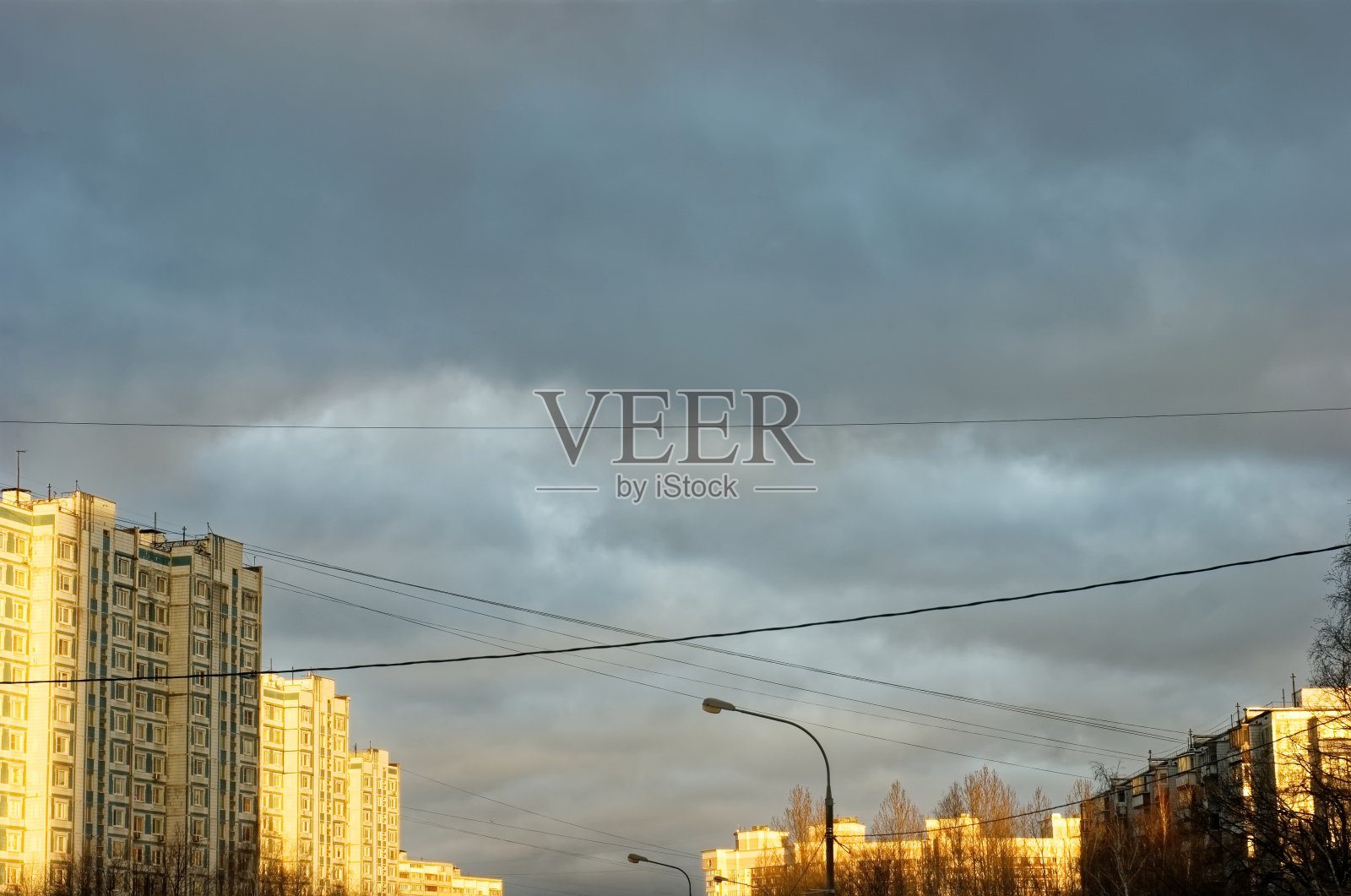 以冬季日落为背景的房屋照片摄影图片