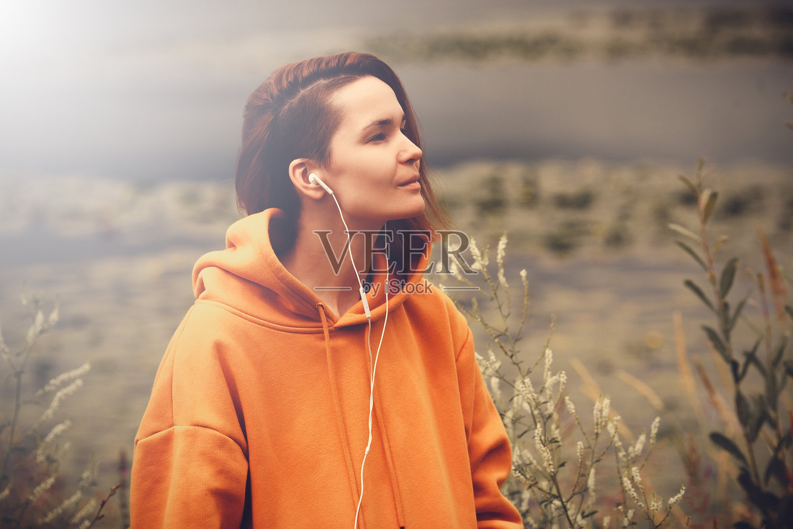 年轻漂亮的女孩戴着耳机照片摄影图片