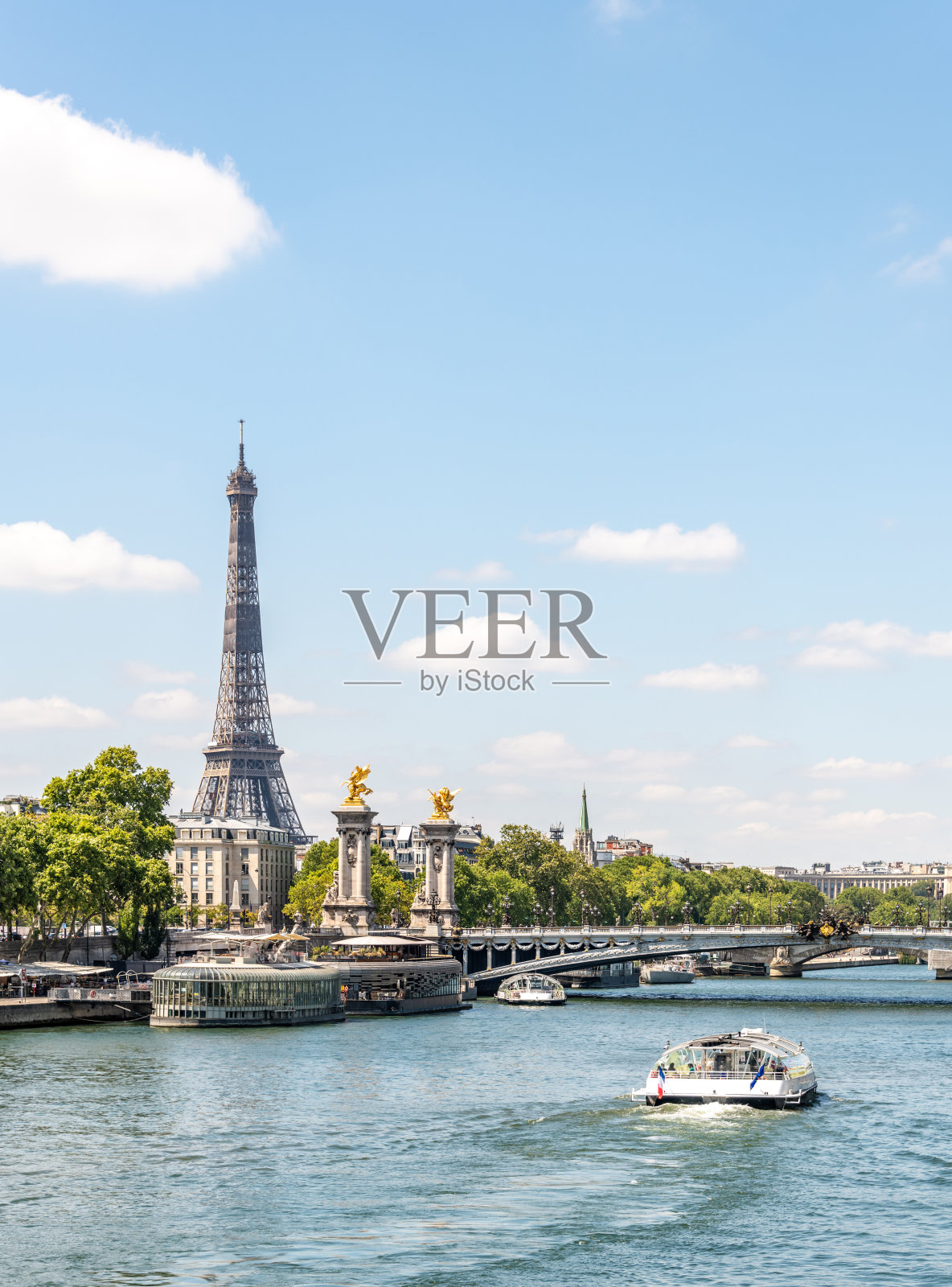 巴黎埃菲尔铁塔旁塞纳河上的船只照片摄影图片