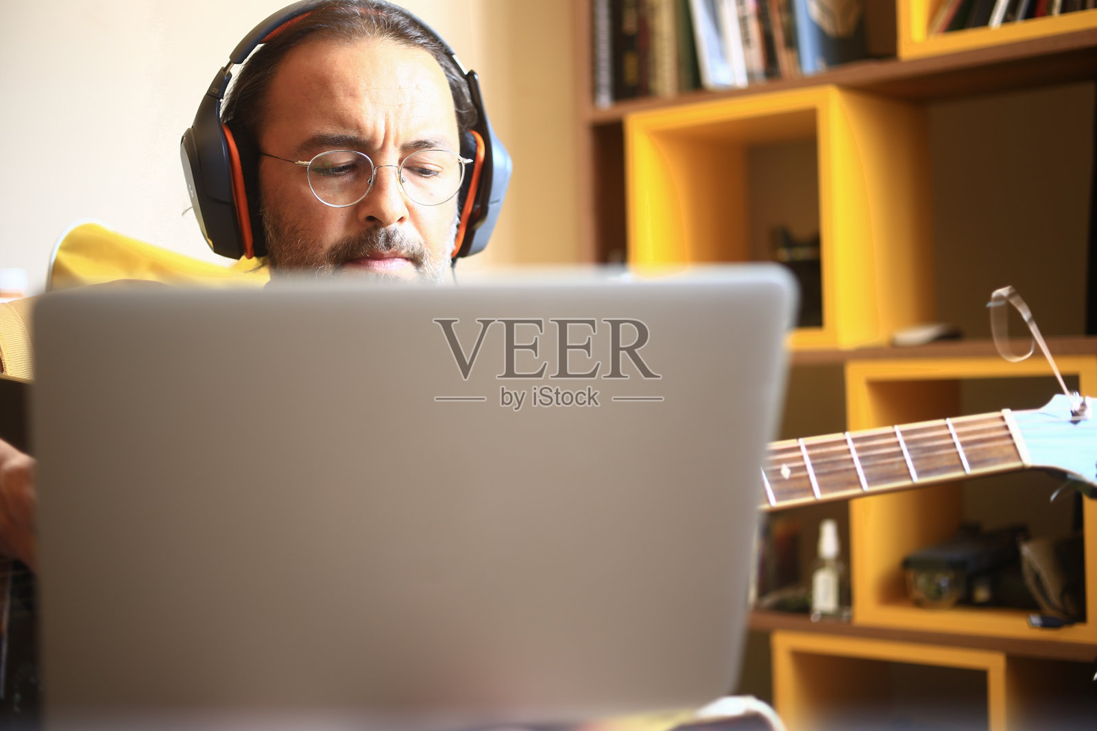 一个男人正在他的房间里录音照片摄影图片