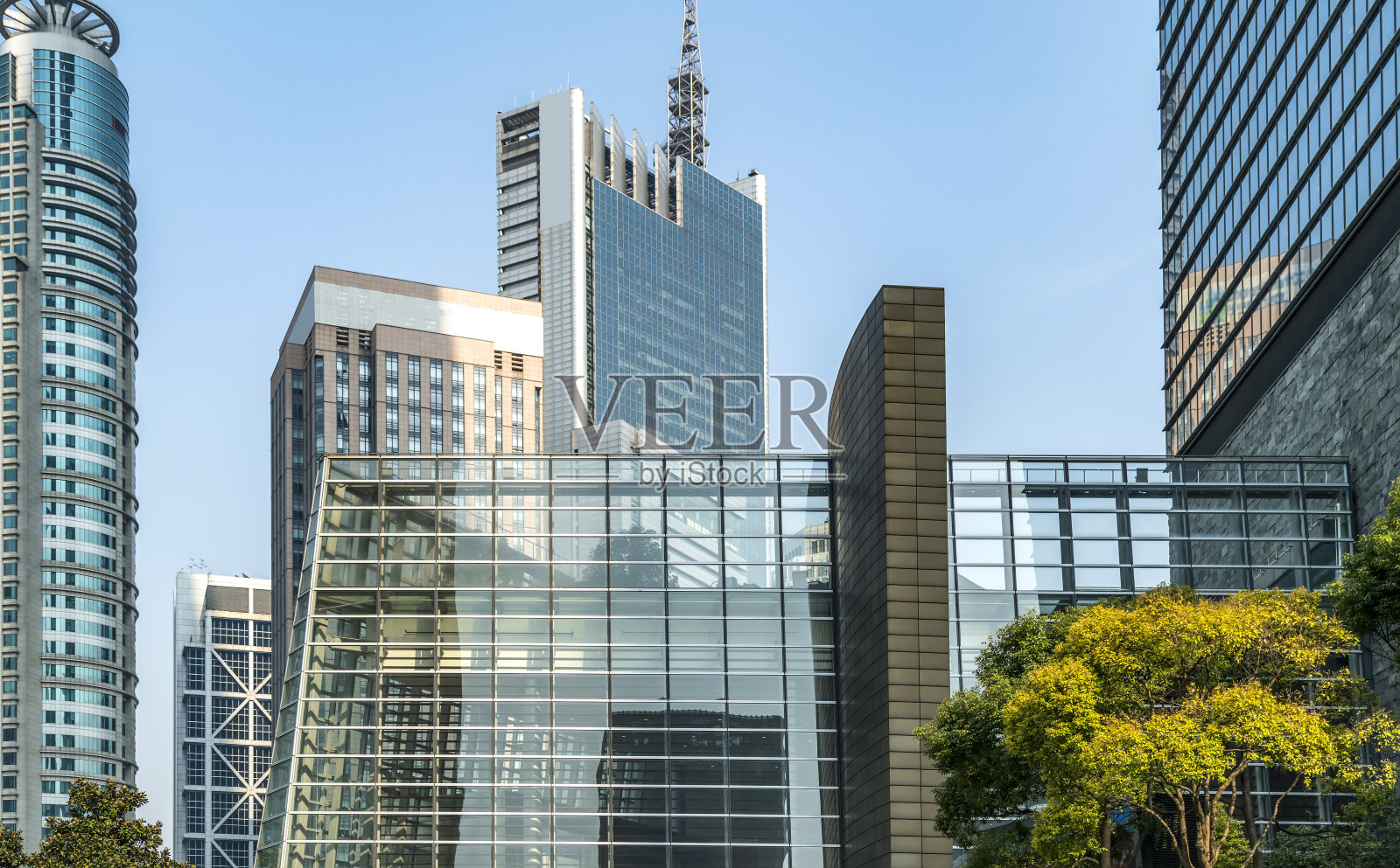 仰望高层建筑的玻璃照片摄影图片