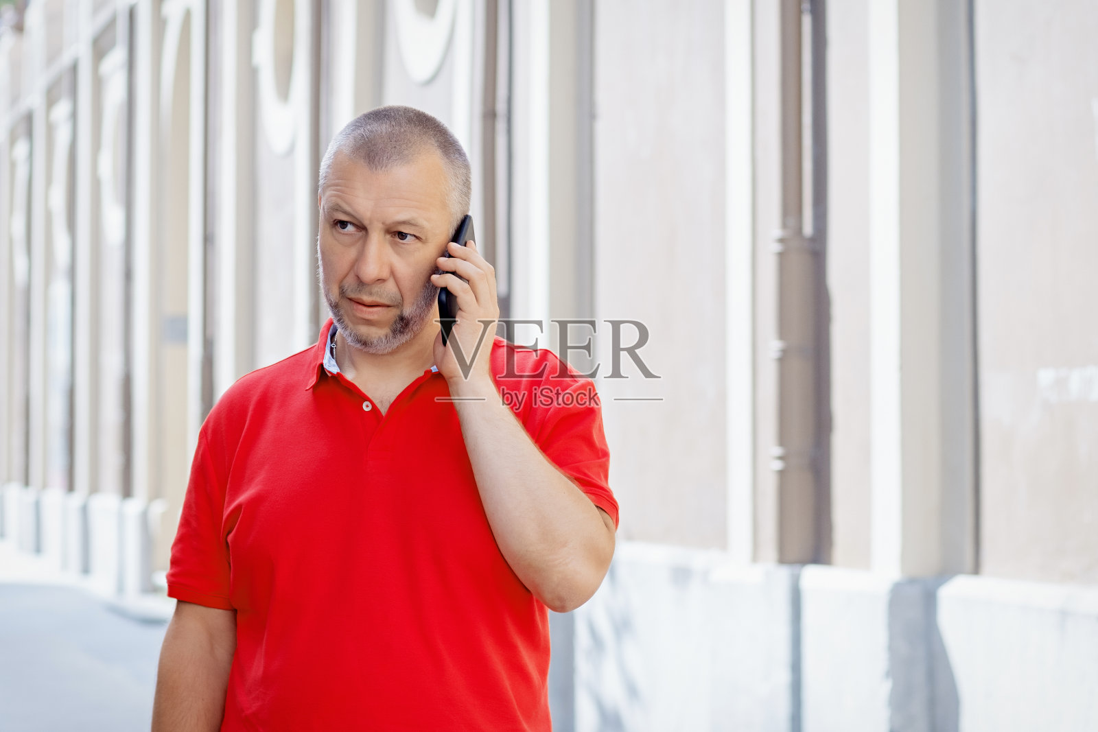 一个严肃的人在打电话照片摄影图片