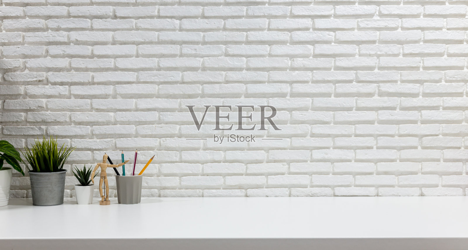 模拟工作空间白色办公桌与办公用品照片摄影图片