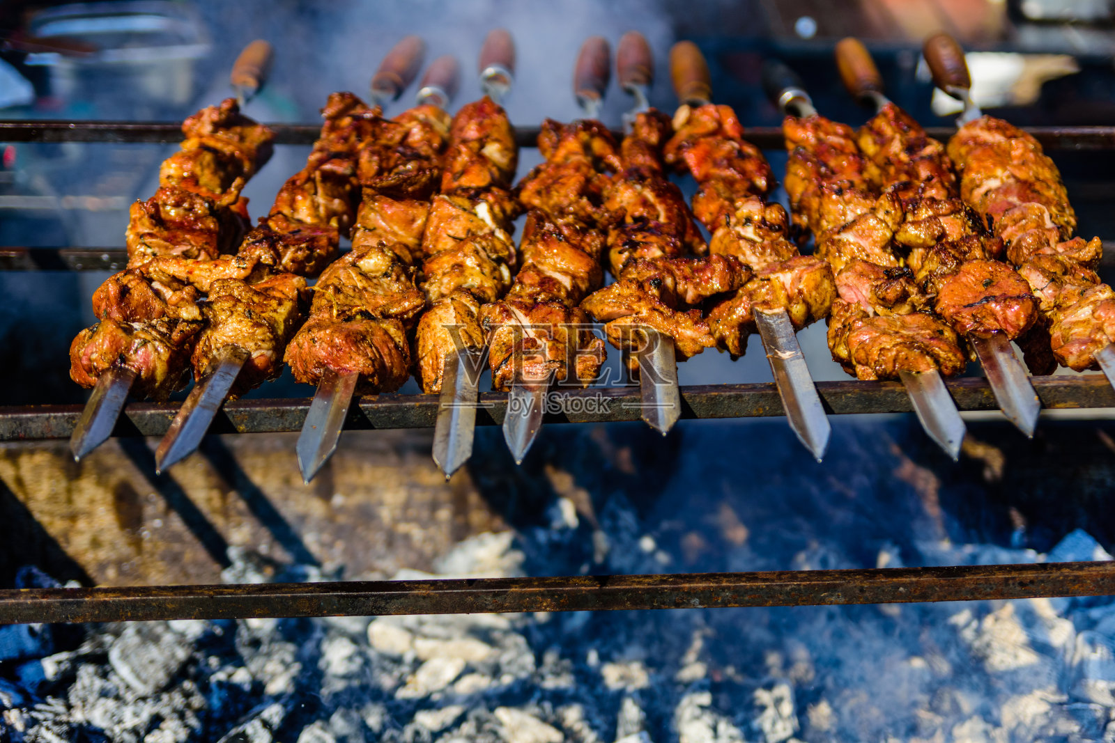 把肉串在炭火上。烹饪烤羊肉串照片摄影图片