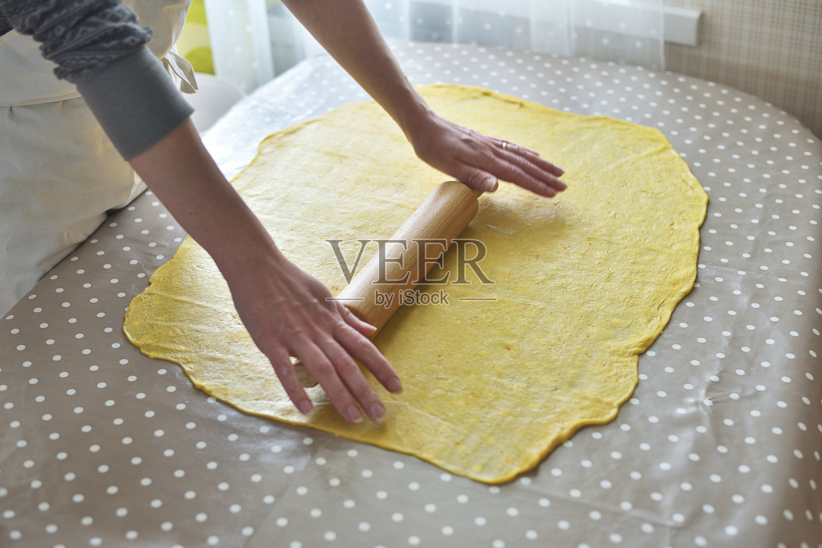 手用擀面杖在桌上烘烤面团照片摄影图片