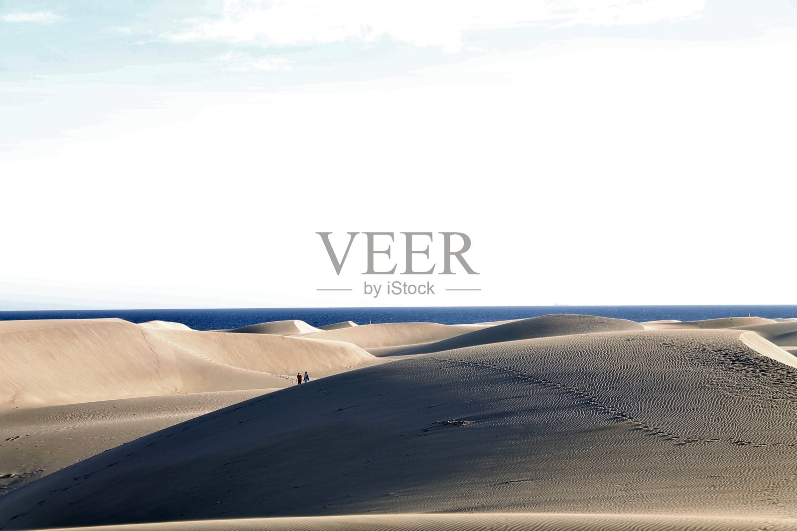 晴空下的沙漠风景照片摄影图片