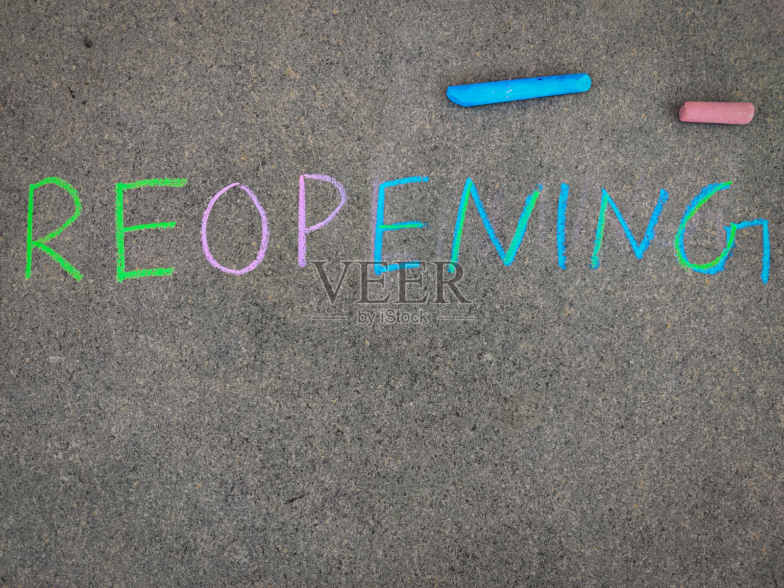 灰板上写着“重开”。使用彩色粉笔。重新开放商店、学校、商场、剧院、展览室等。照片摄影图片