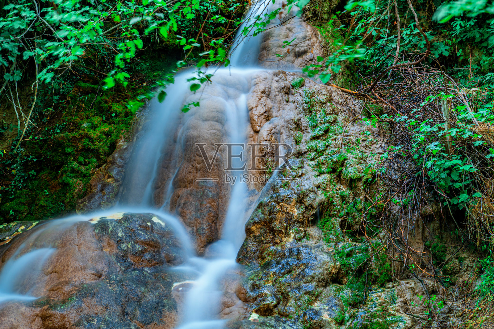 色彩斑斓的瀑布景观照片摄影图片