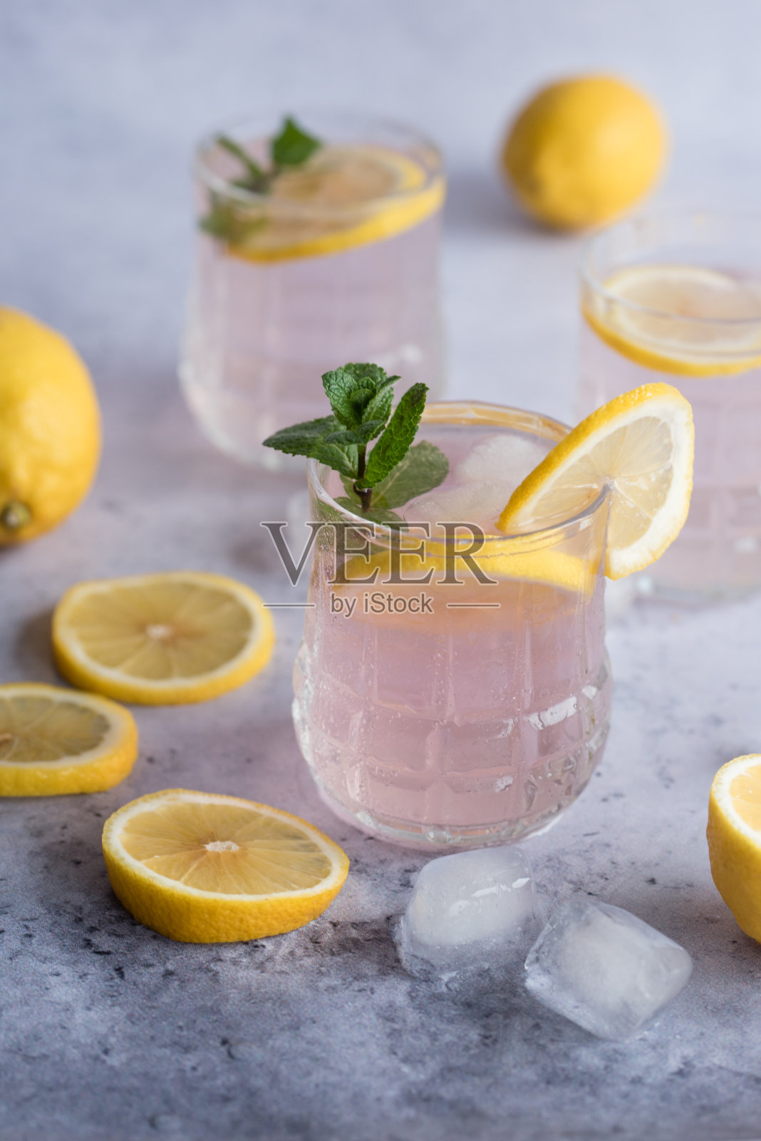 夏天新鲜饮料。自制的玫瑰柠檬水照片摄影图片