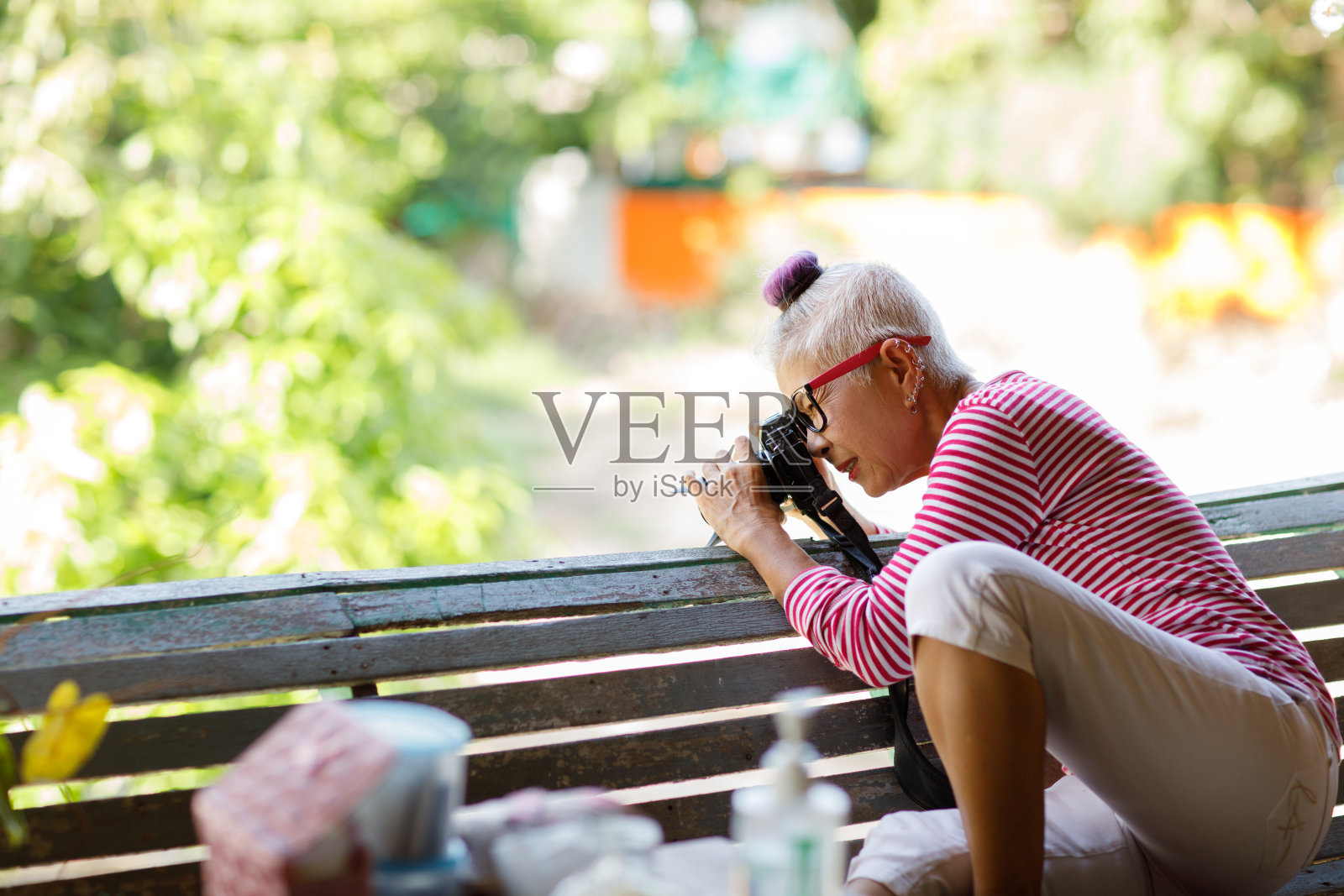 用单反相机拍照的资深女性照片摄影图片