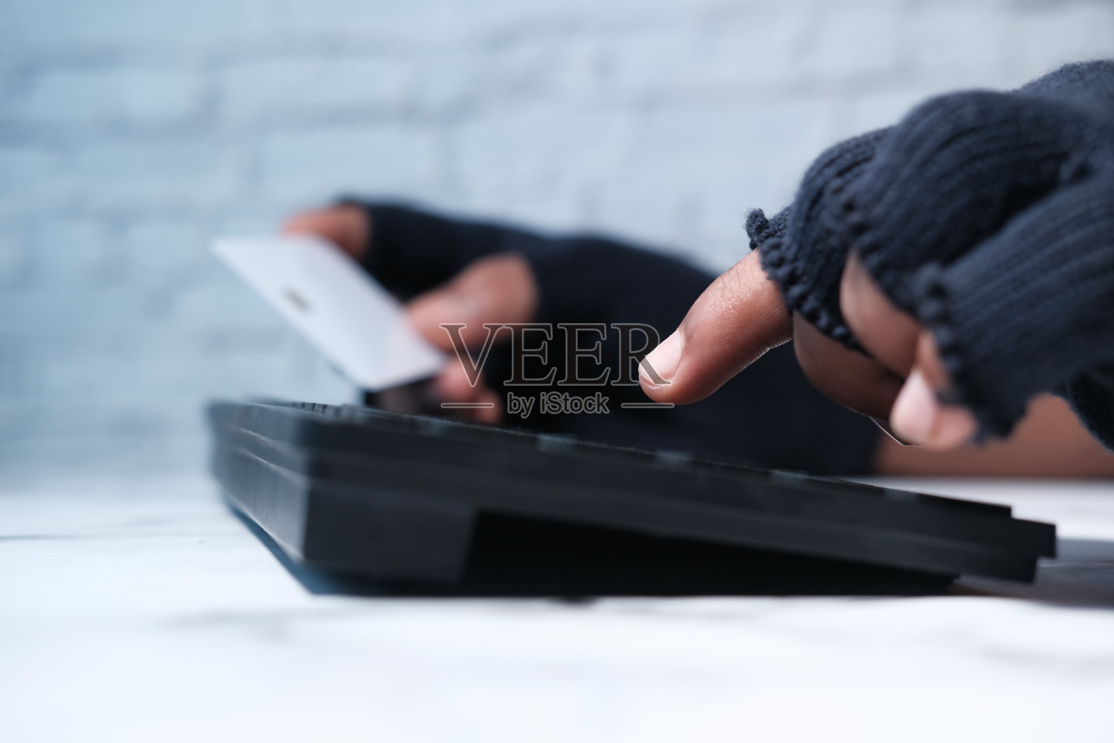 黑客手从信用卡窃取数据关闭照片摄影图片