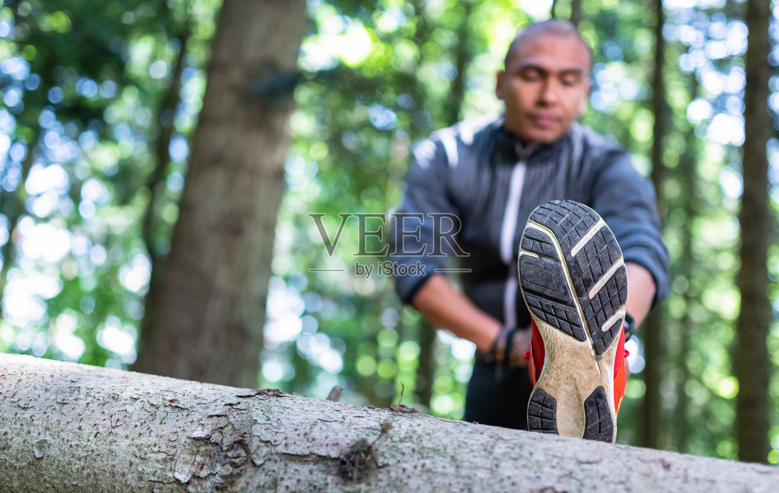 健身男子在锻炼前在户外伸展照片摄影图片