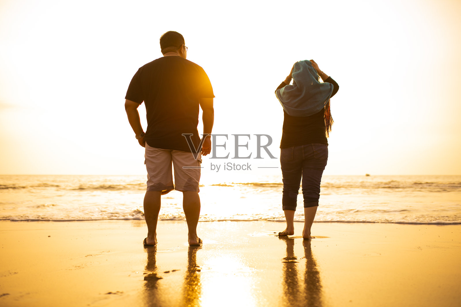 亚洲成年夫妇在海滩散步和享受照片摄影图片