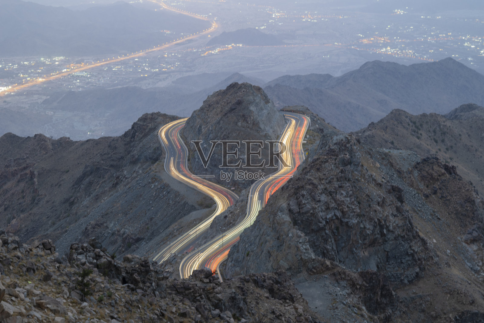沙特阿拉伯塔伊夫地区哈达山区的之字形道路上的车灯轨迹照片摄影图片