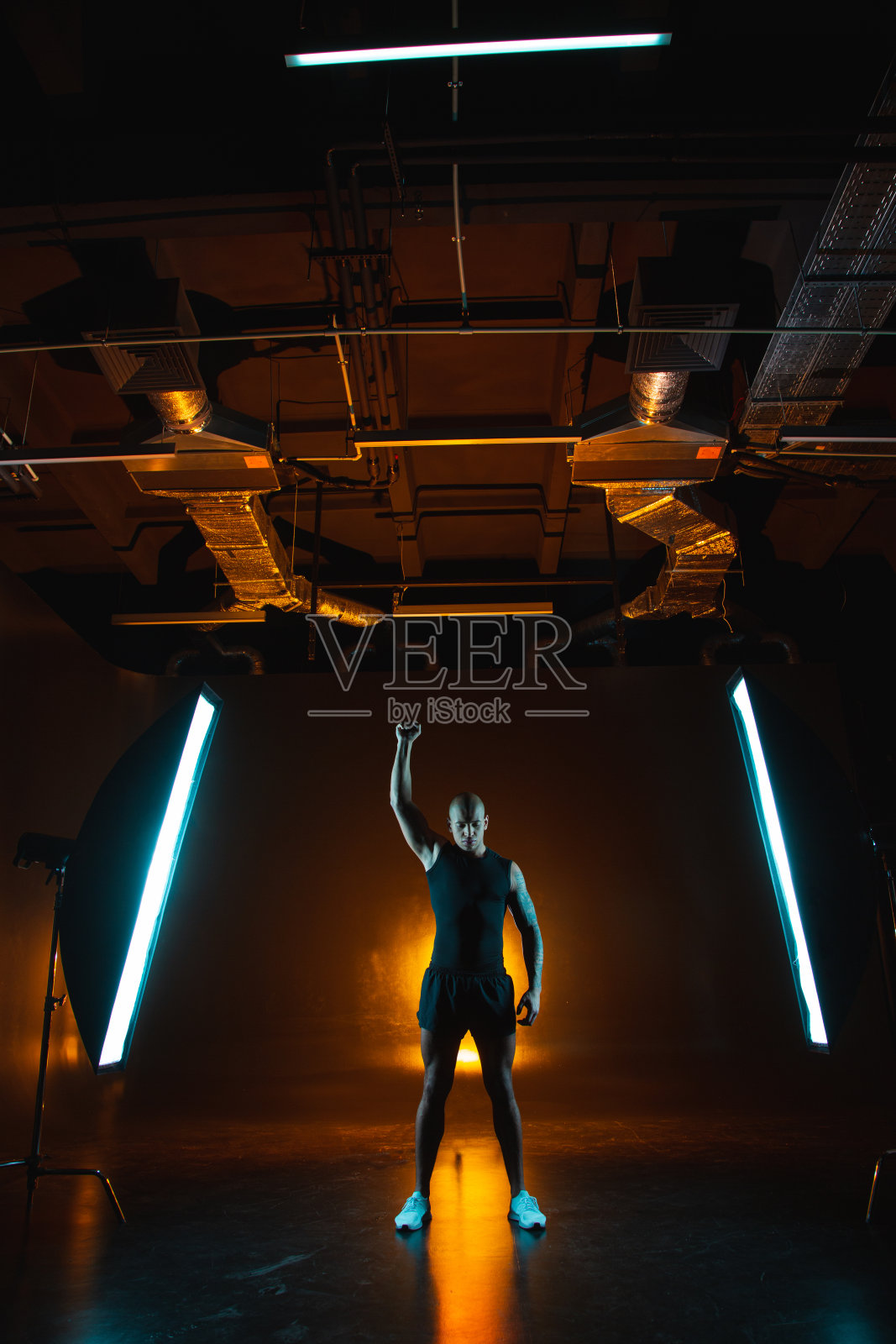 帅气的运动冠军在柔和的灯光下摆姿势照片摄影图片