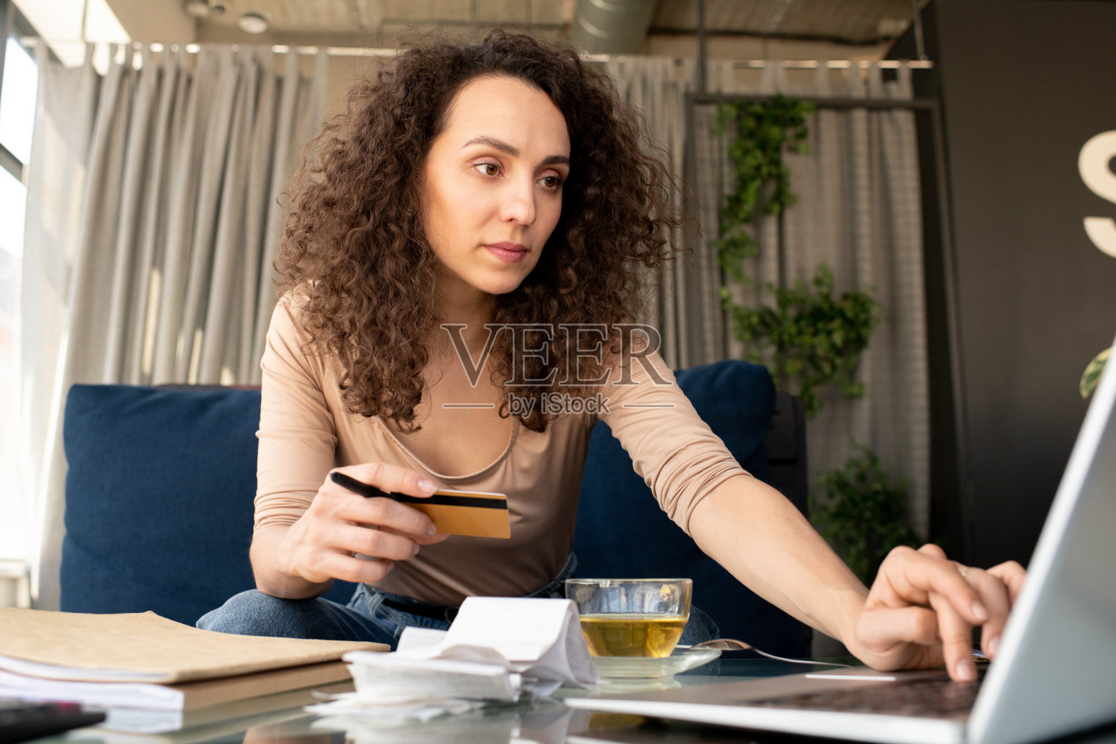 咖啡馆老板和服务员聊天照片摄影图片