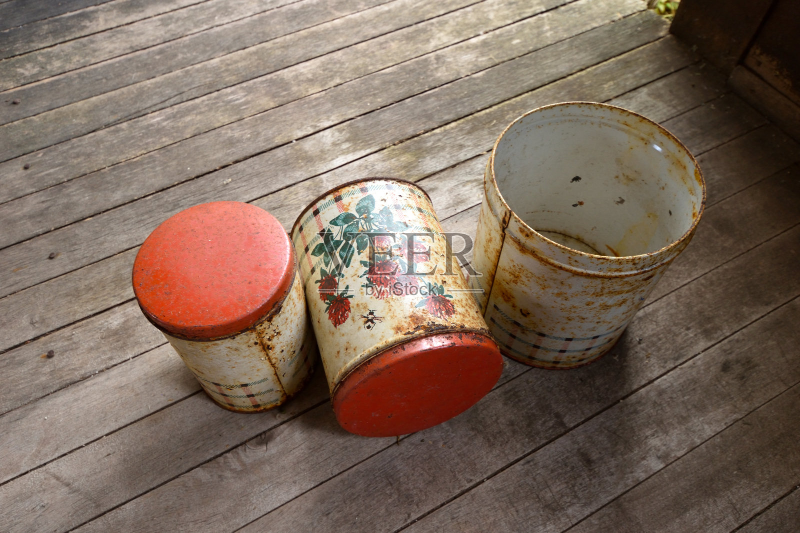 生锈的厨房罐子在旧木地板上照片摄影图片