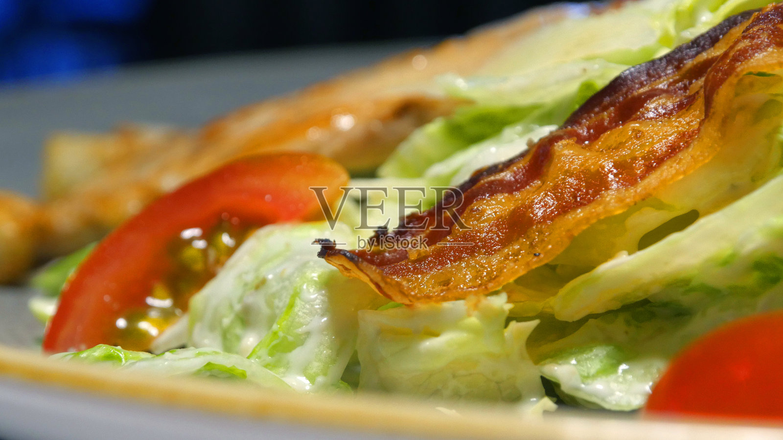 鸡肉沙拉配培根，生菜，番茄和帕尔马干酪照片摄影图片