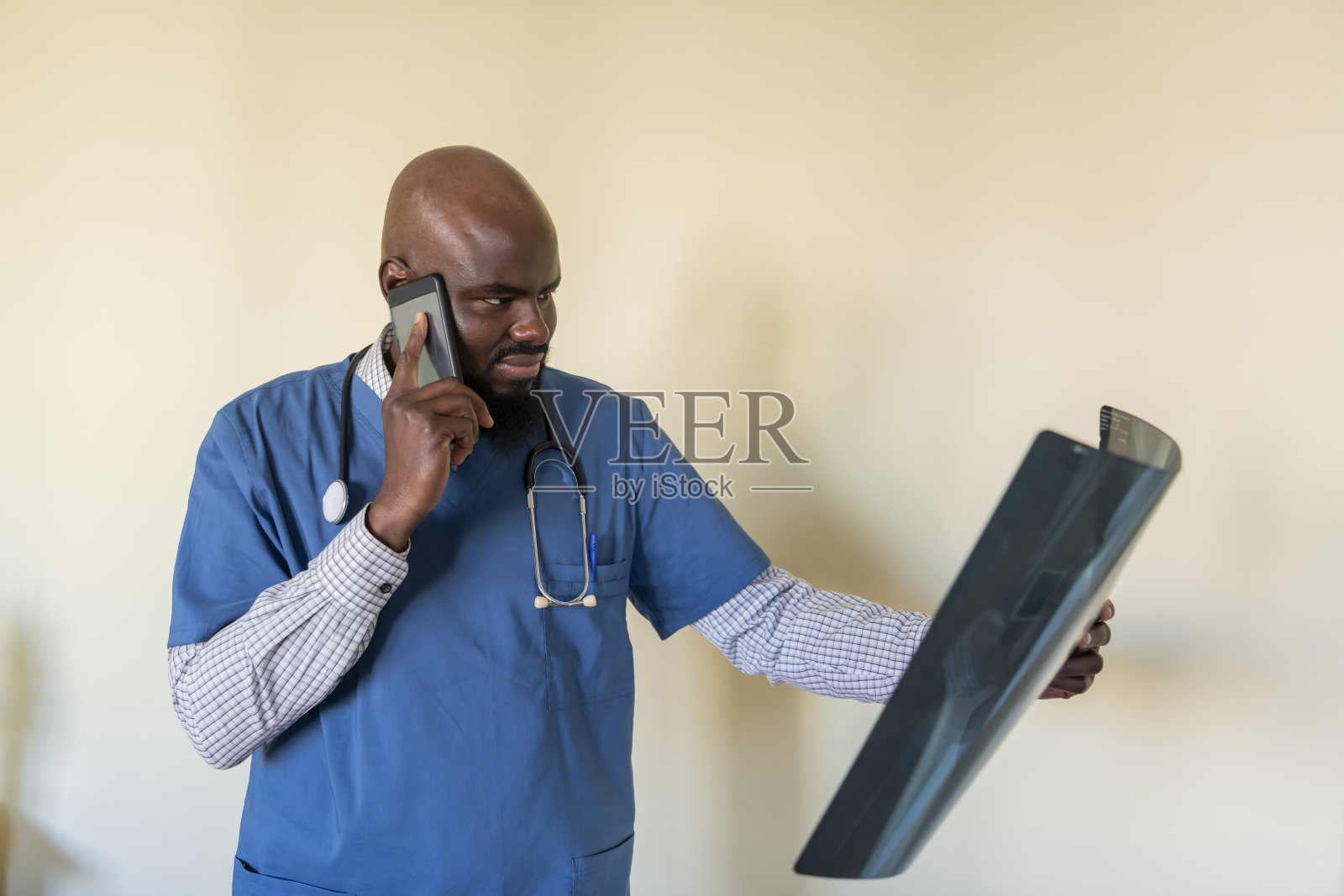 外科医生正在检查x光图像。照片摄影图片