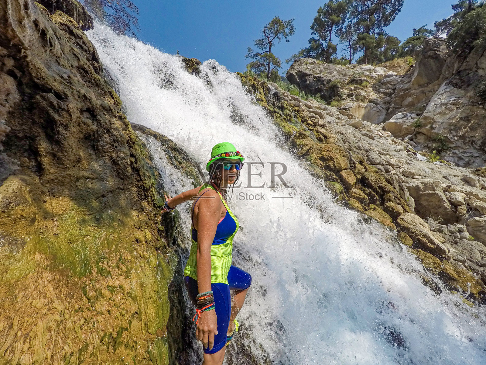 想在峡谷里凉快凉快的女人。照片摄影图片