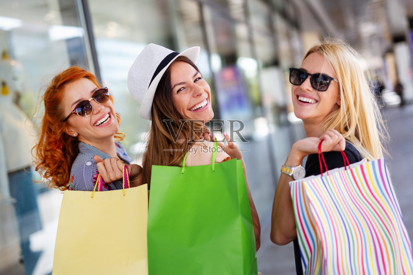 购物、娱乐和旅游的概念。美丽的女孩与购物袋在城市照片摄影图片