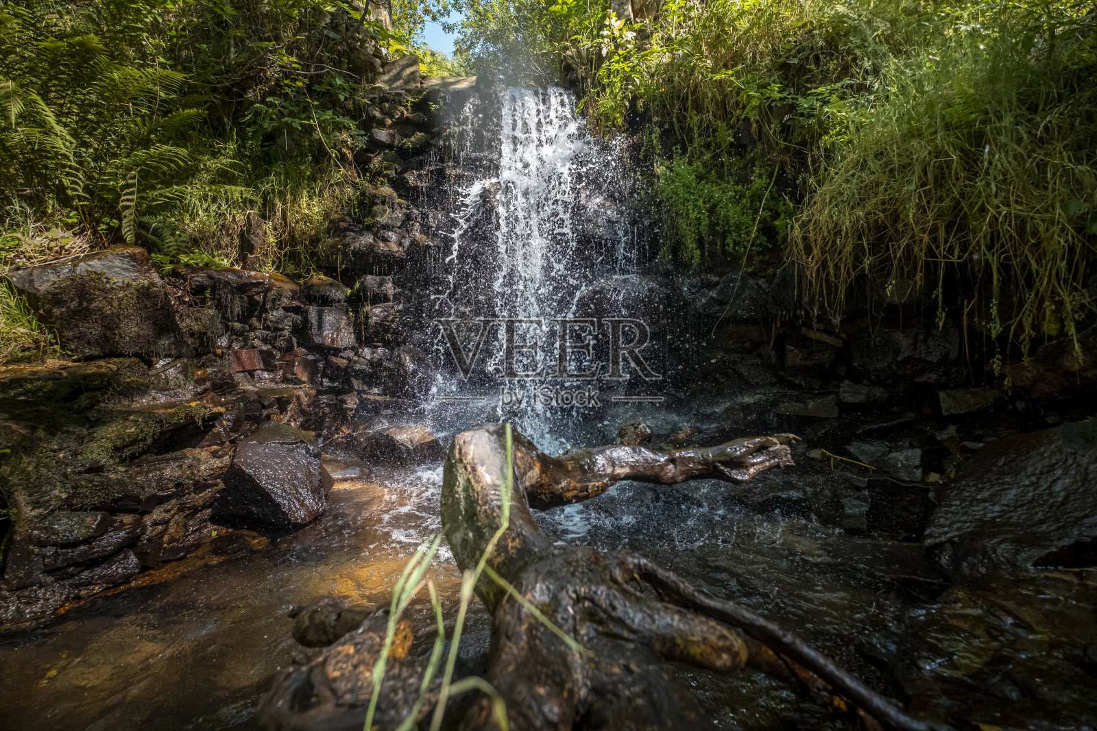 位于加泰罗尼亚巴塞罗那蒙特塞尼山的小瀑布照片摄影图片