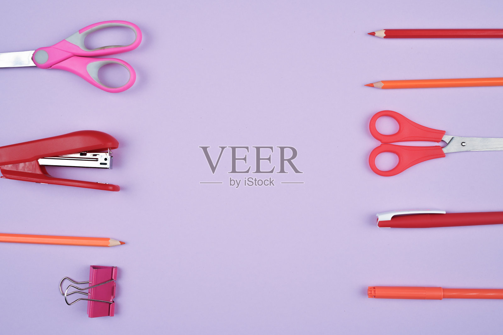 紫色背景上的学校用品照片摄影图片