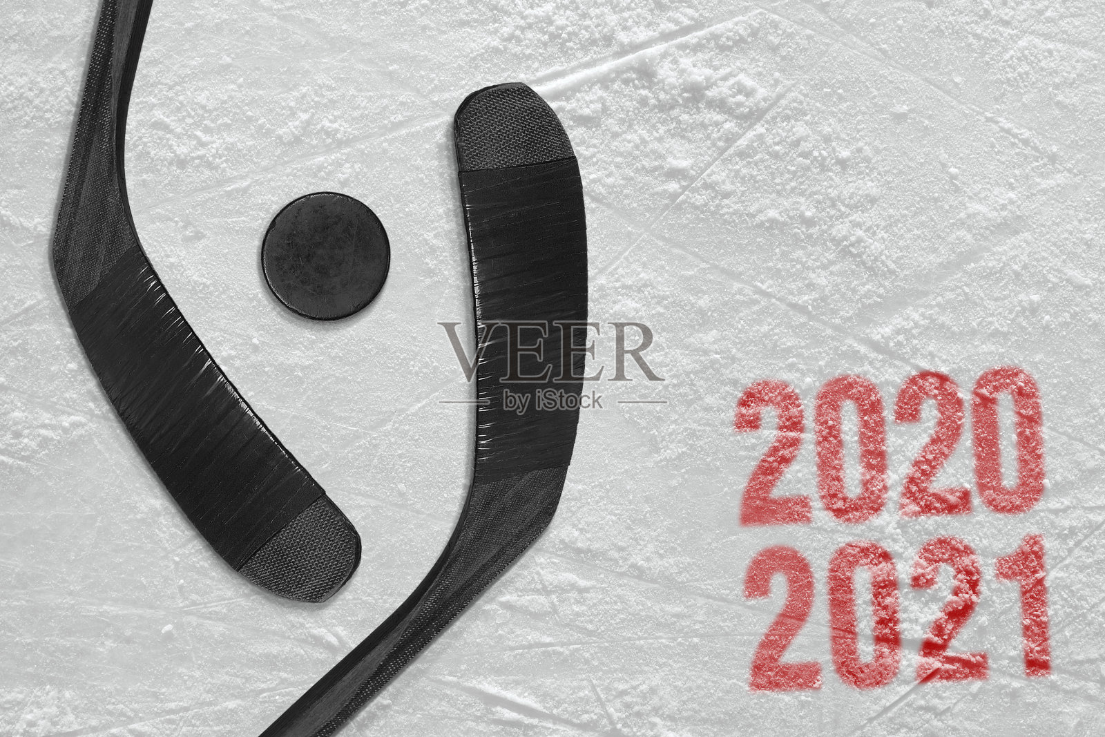 冰球场的碎片，一对球杆和一个冰球照片摄影图片