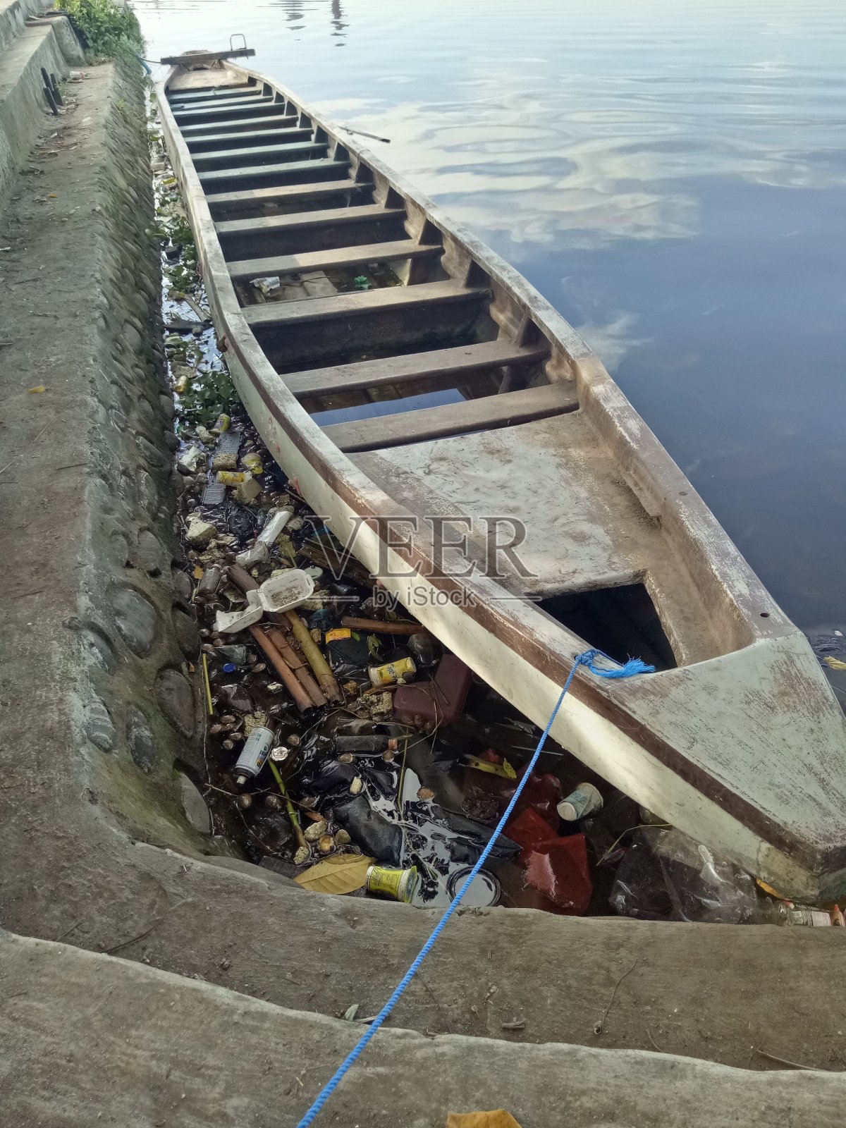 湖边泛舟。照片摄影图片