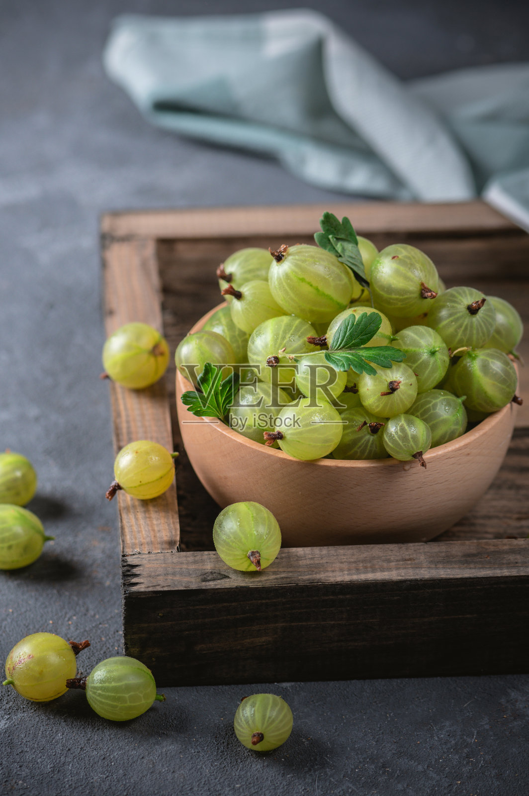 木碗里的绿醋栗照片摄影图片