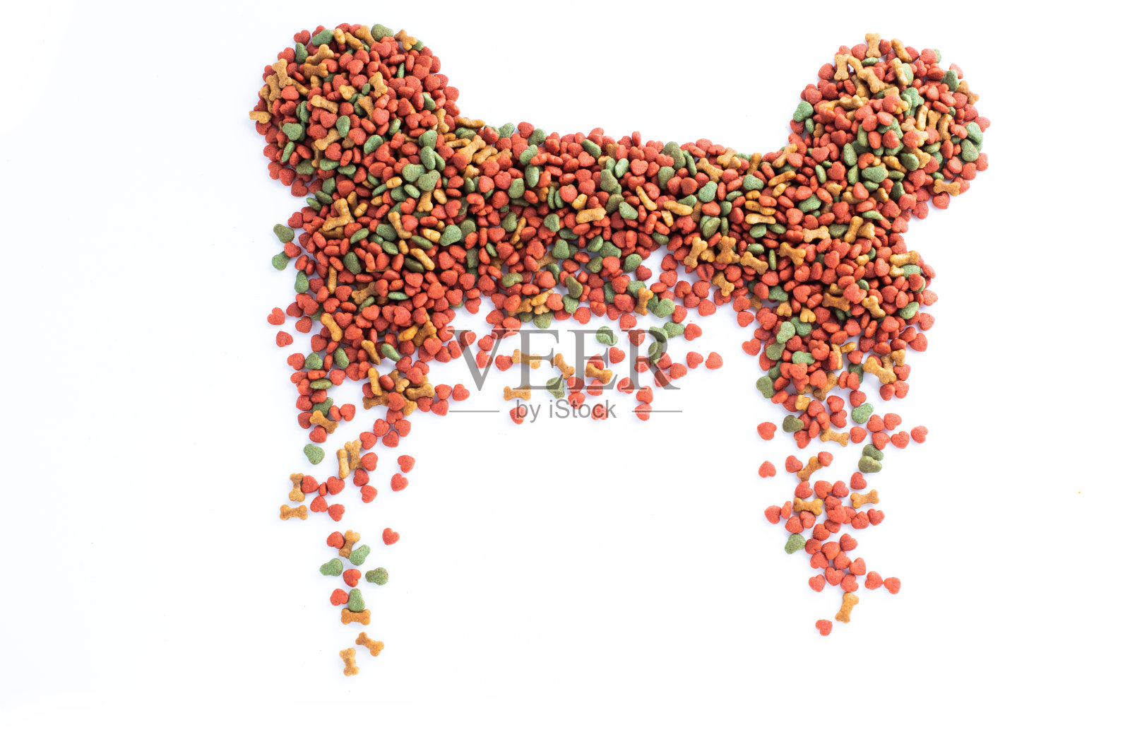 上方或上方视图。白色背景上五颜六色的干狗粮。谷物宠物食品横幅背景照片摄影图片