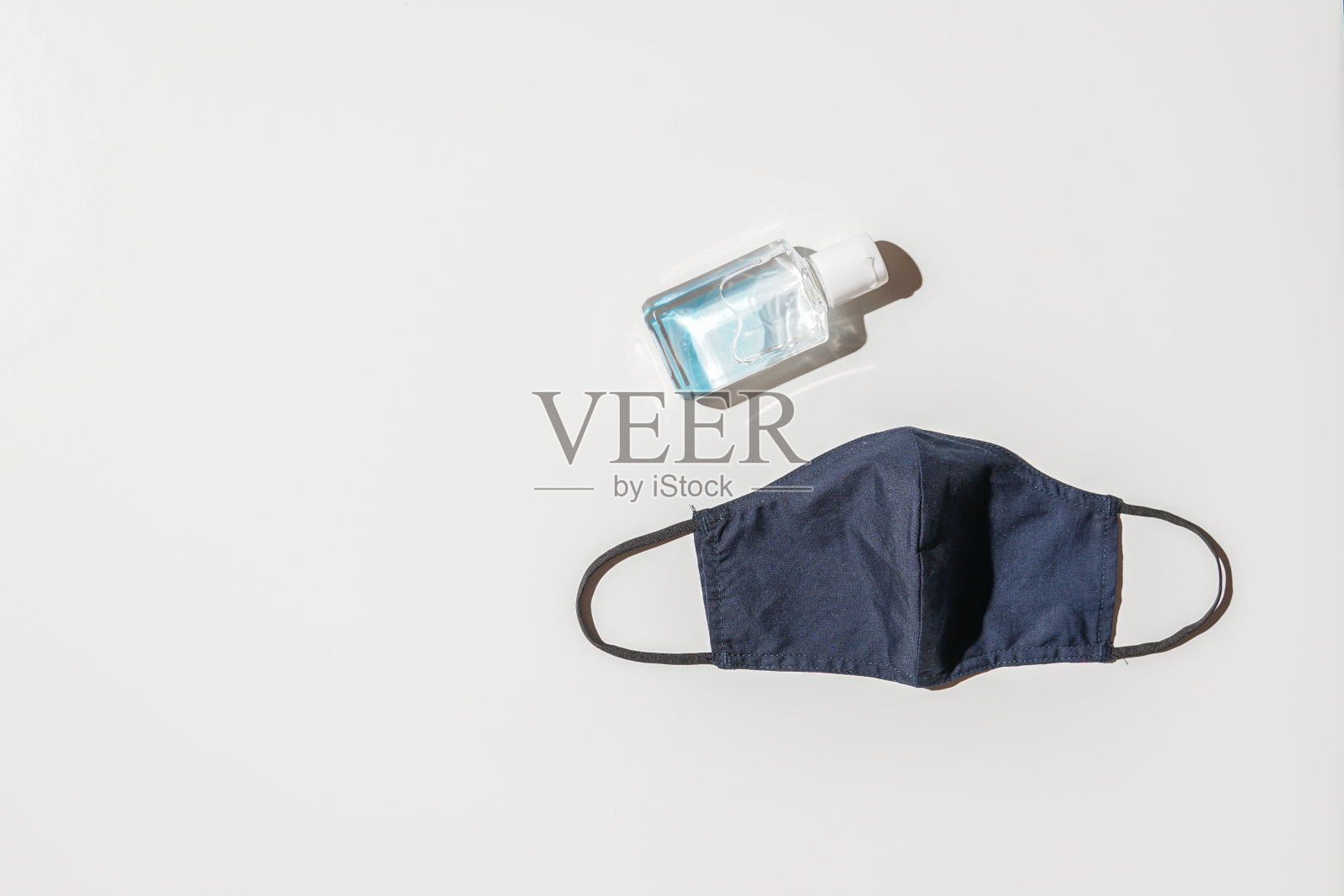 口罩和洗手液-重新开业的简单概念照片摄影图片