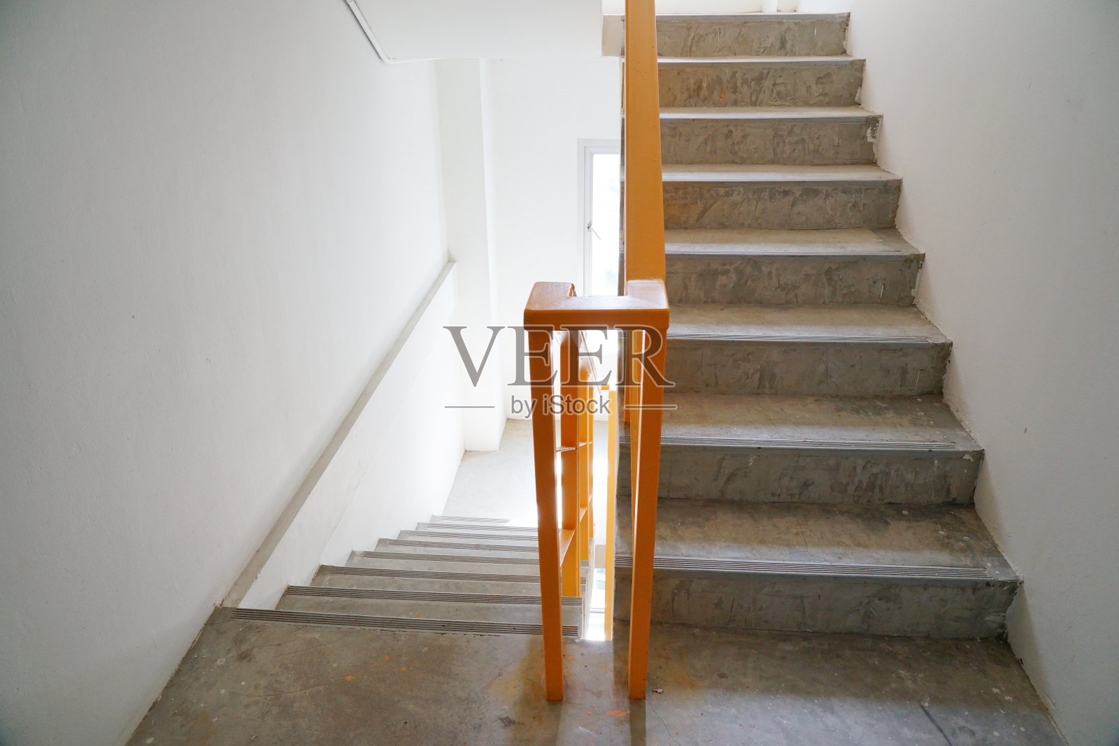 楼梯-现代化建筑的紧急出口。照片摄影图片