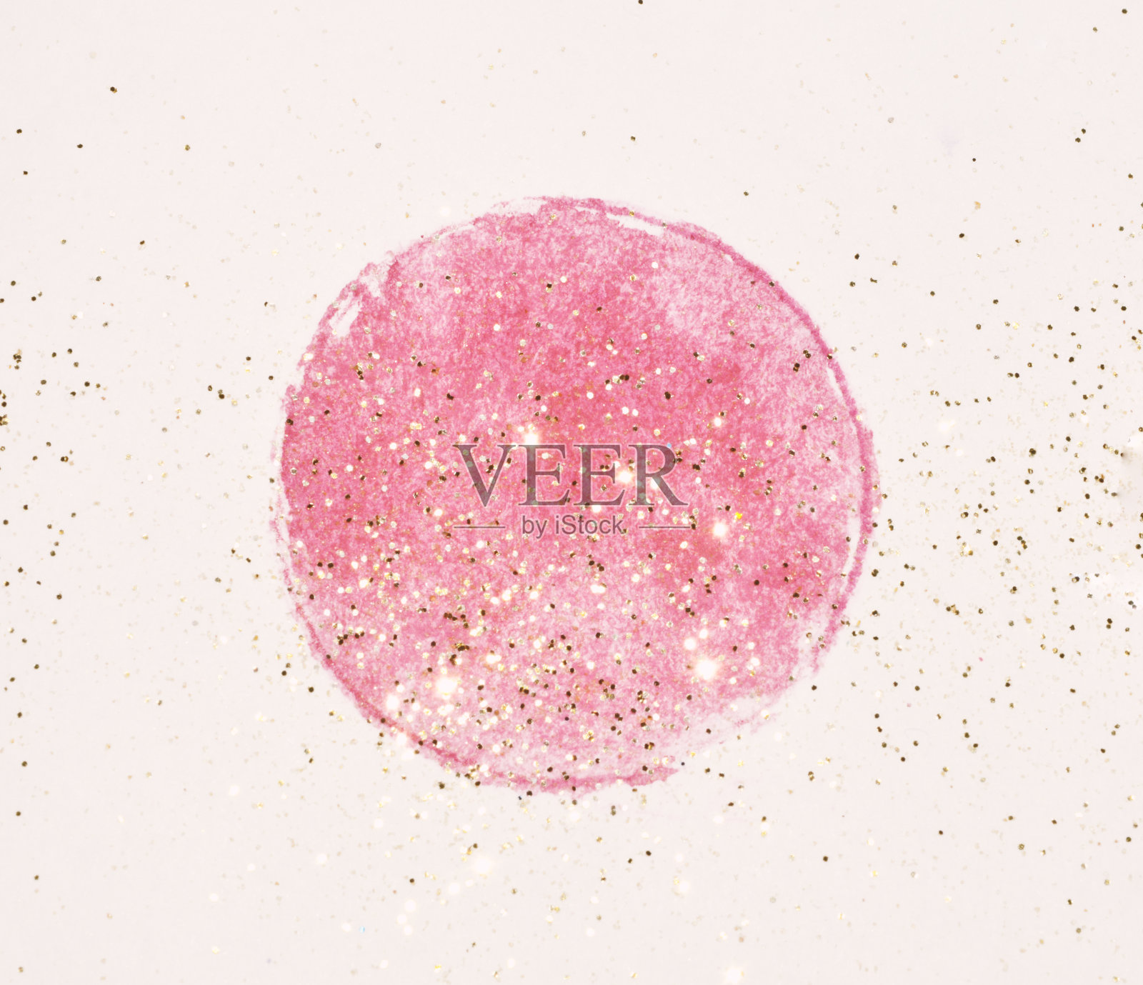 金色的闪光在抽象的圆形粉红色水彩溅在浅灰色的背景照片摄影图片