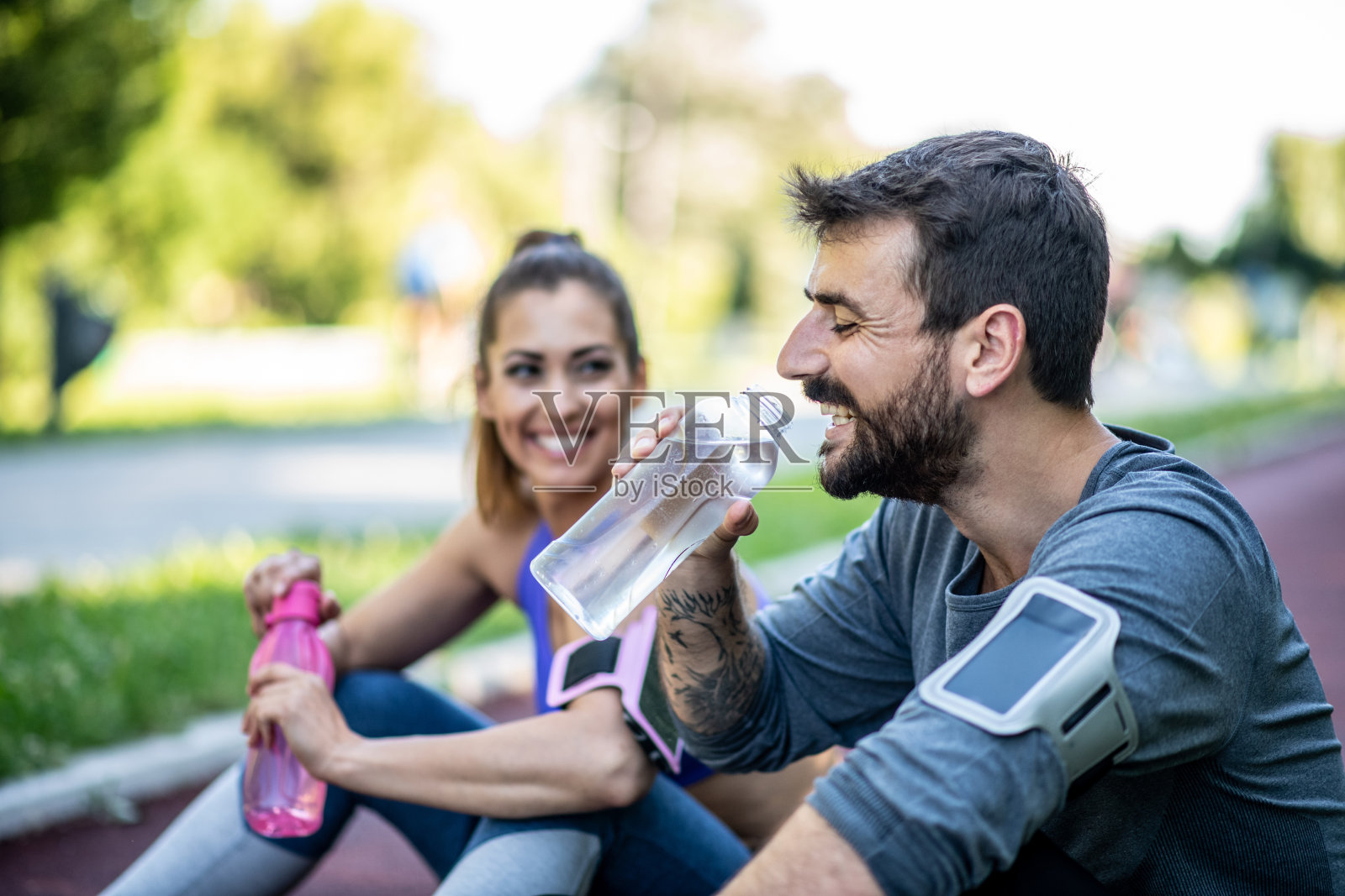 一对在跑步机上的夫妇在大自然中休息和交谈照片摄影图片