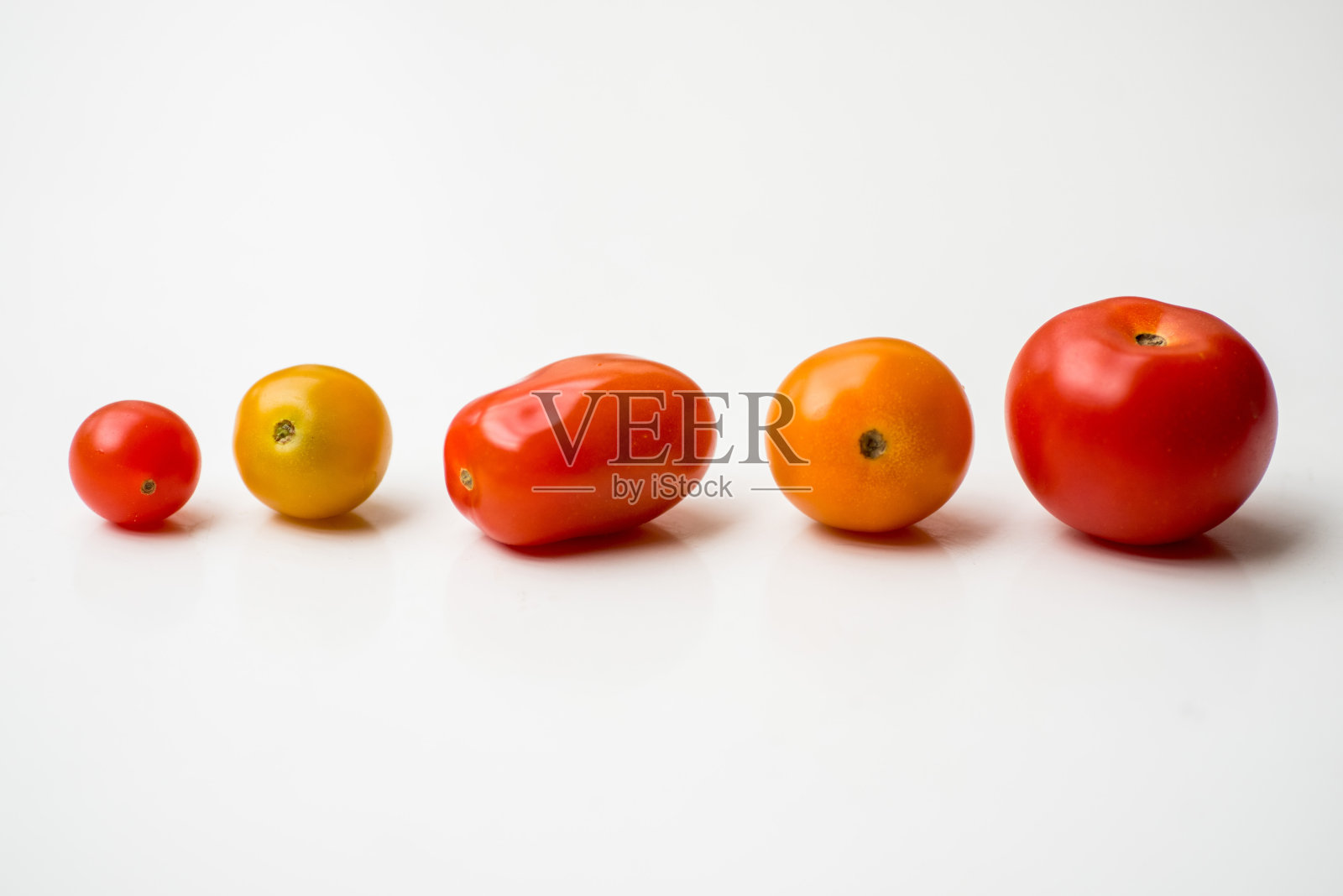 在白色背景下拍摄的彩色藤番茄照片摄影图片