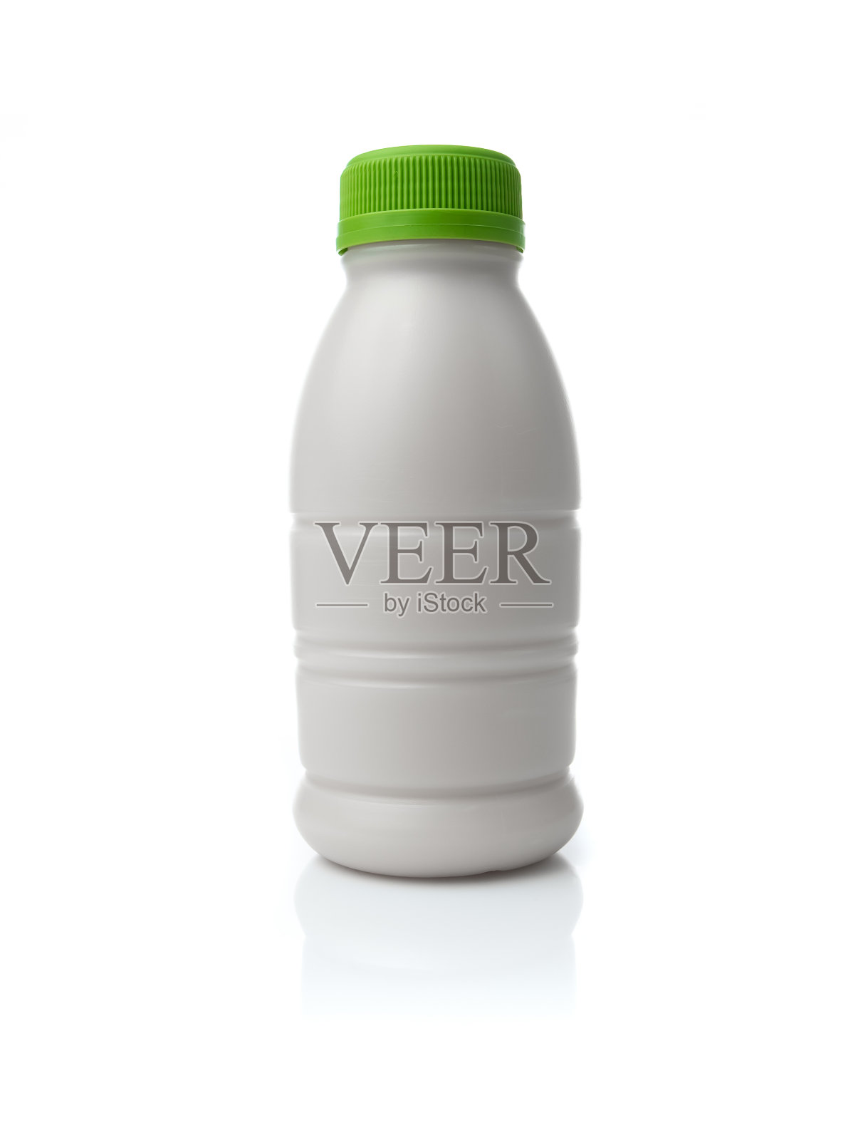 白色背景上孤立的牛奶瓶照片摄影图片