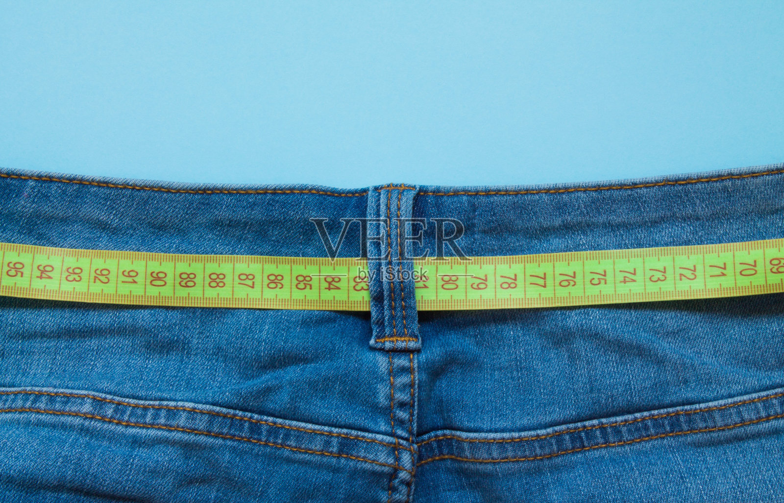用卷尺测量牛仔裤照片摄影图片