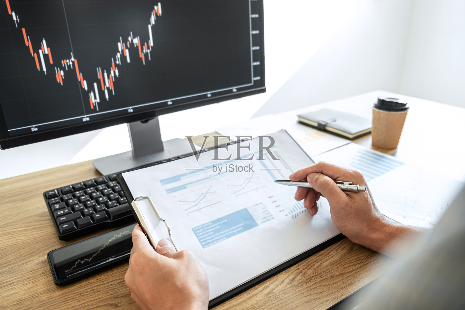 商人与计算机工作，思考和分析图形股票市场交易与股票图表数据规划，财务和投资概念照片摄影图片