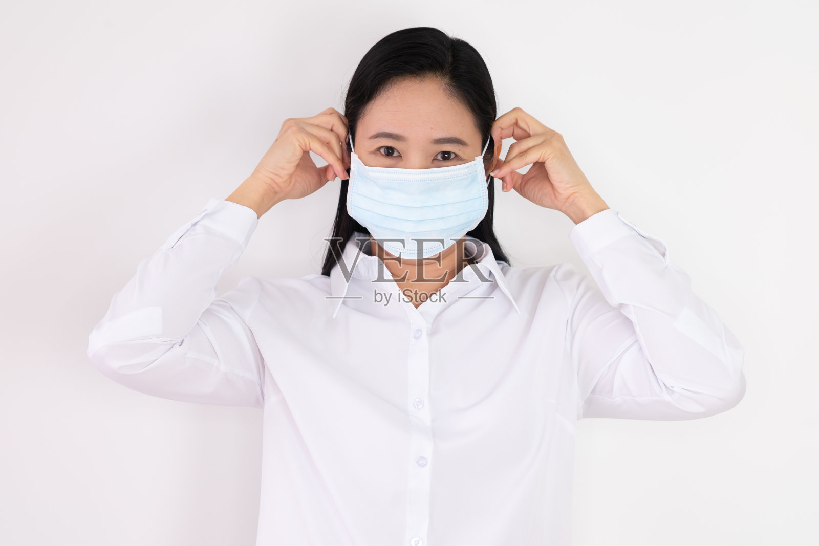 身穿白色衣服的亚洲女性在白色背景下戴着正确的面具进行活动和示威照片摄影图片