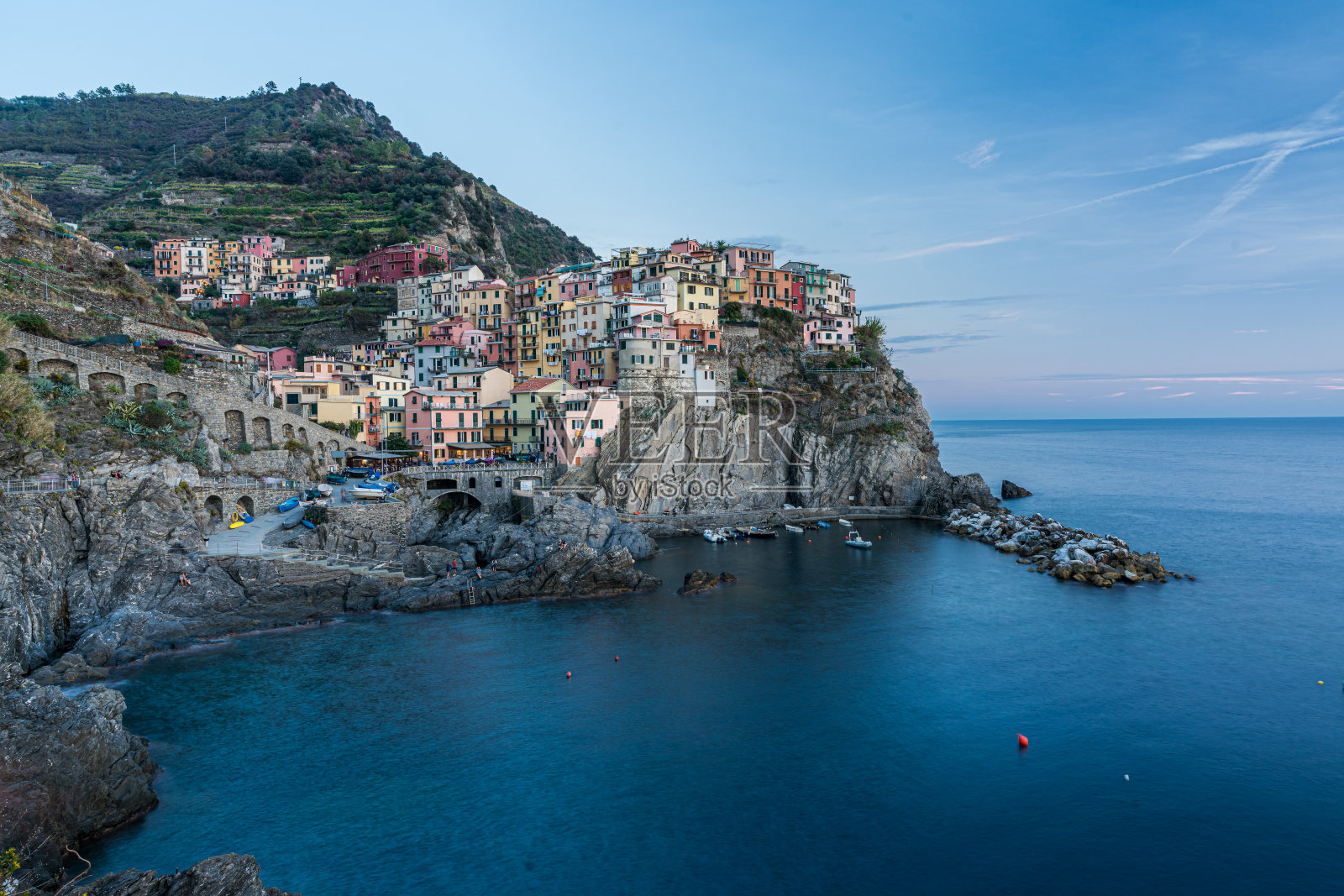 美丽的马纳罗拉村海岸线在Cinque terre，意大利日落照片摄影图片