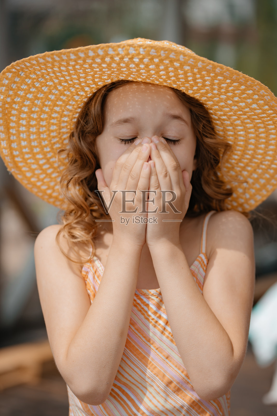 女孩对花过敏，打了个喷嚏。照片摄影图片